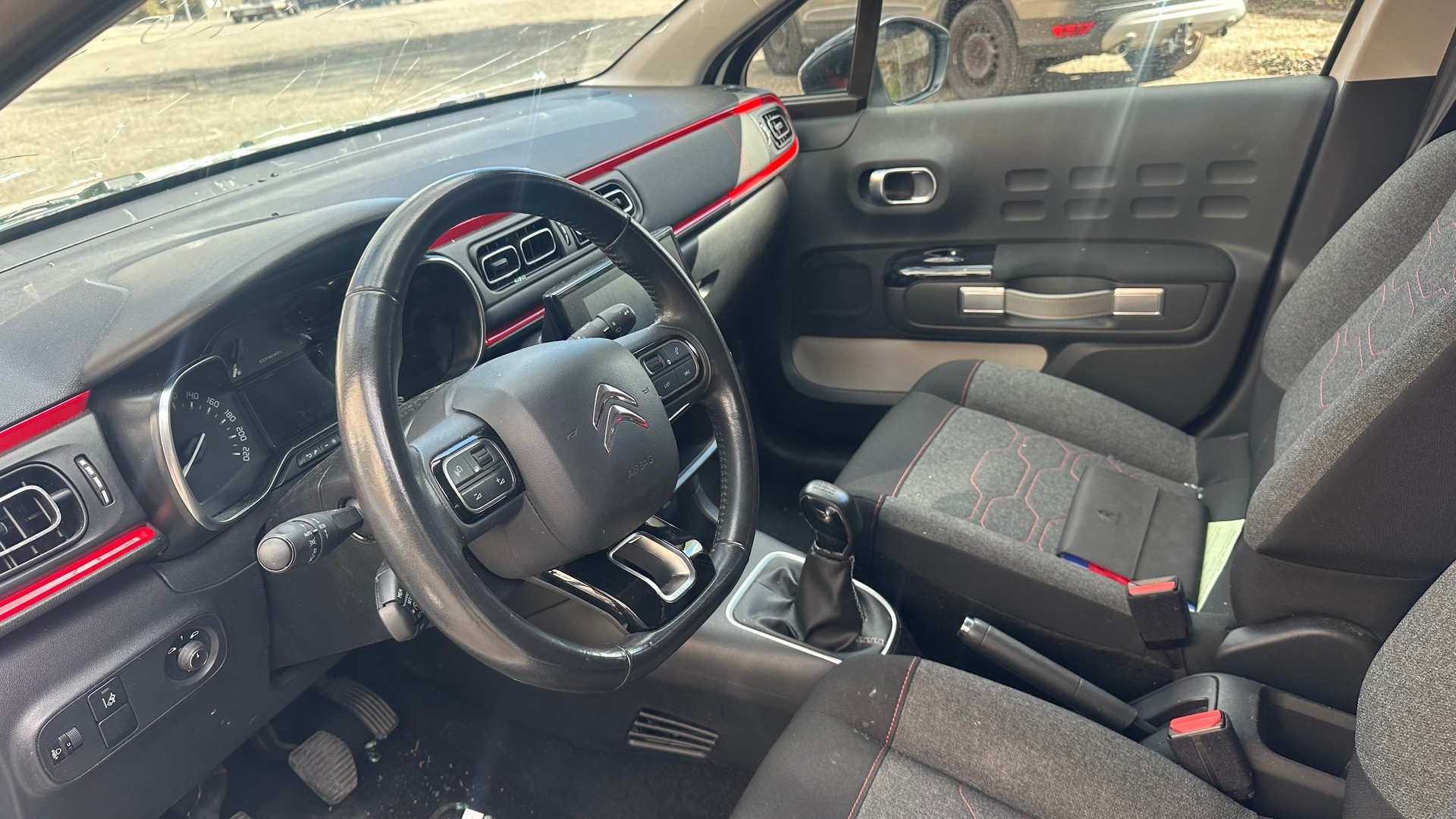 CITROEN C3 1.2i PureTech Shine-image-1