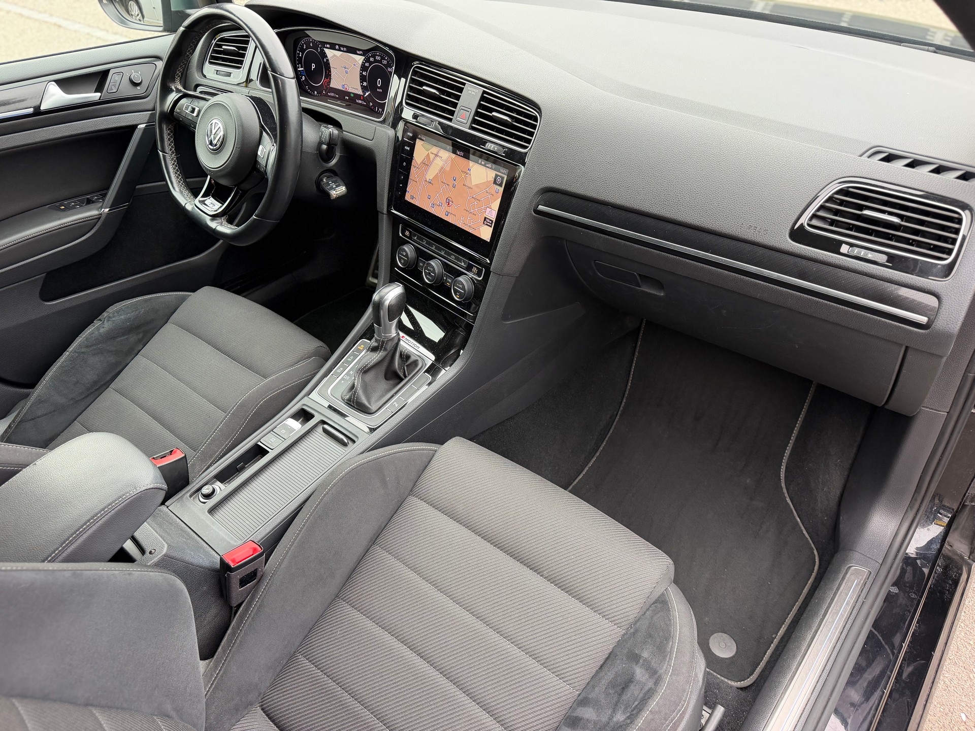 VW Golf 2.0 TSI R 4Motion DSG-image-10