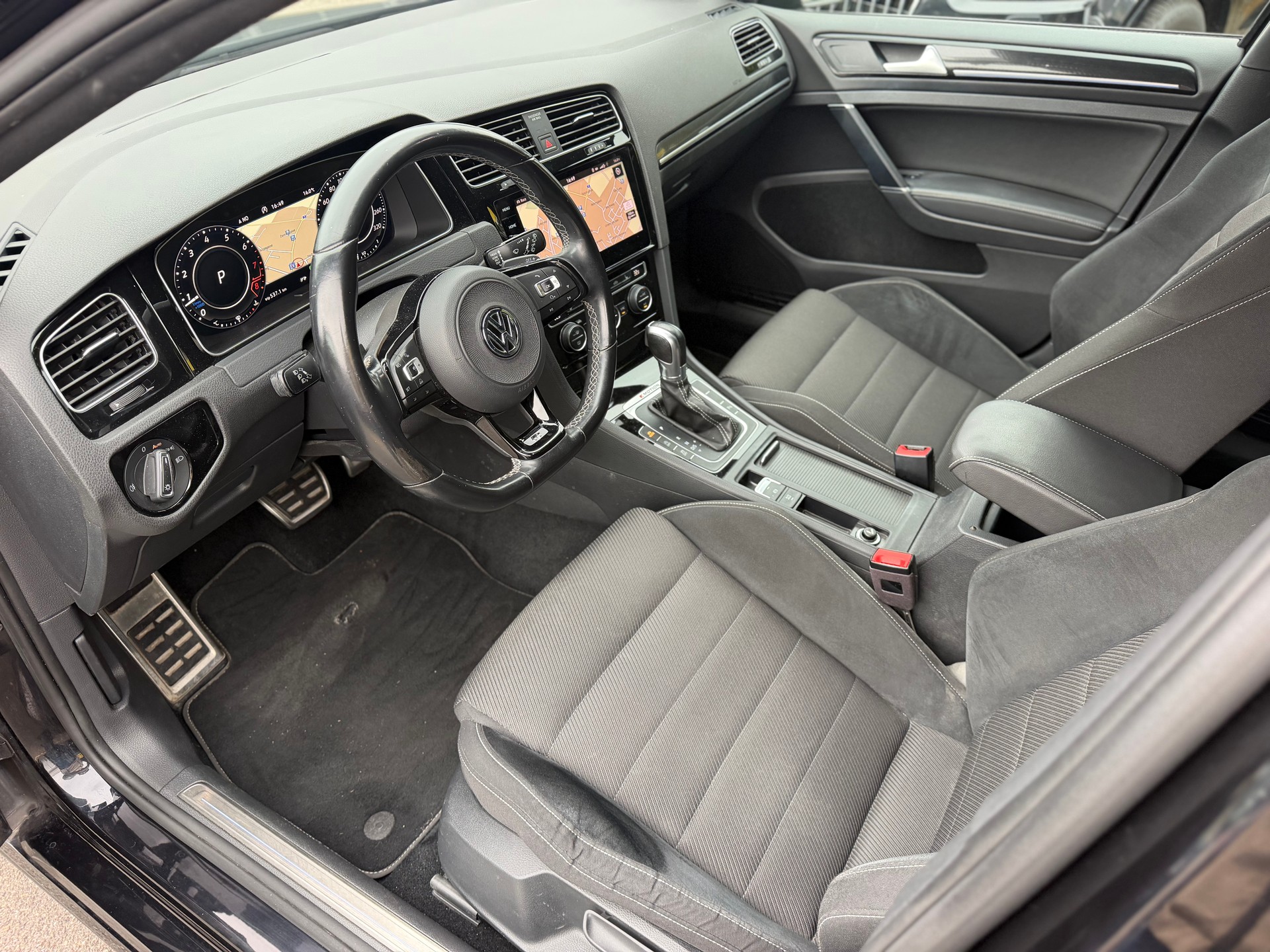 VW Golf 2.0 TSI R 4Motion DSG-image-9