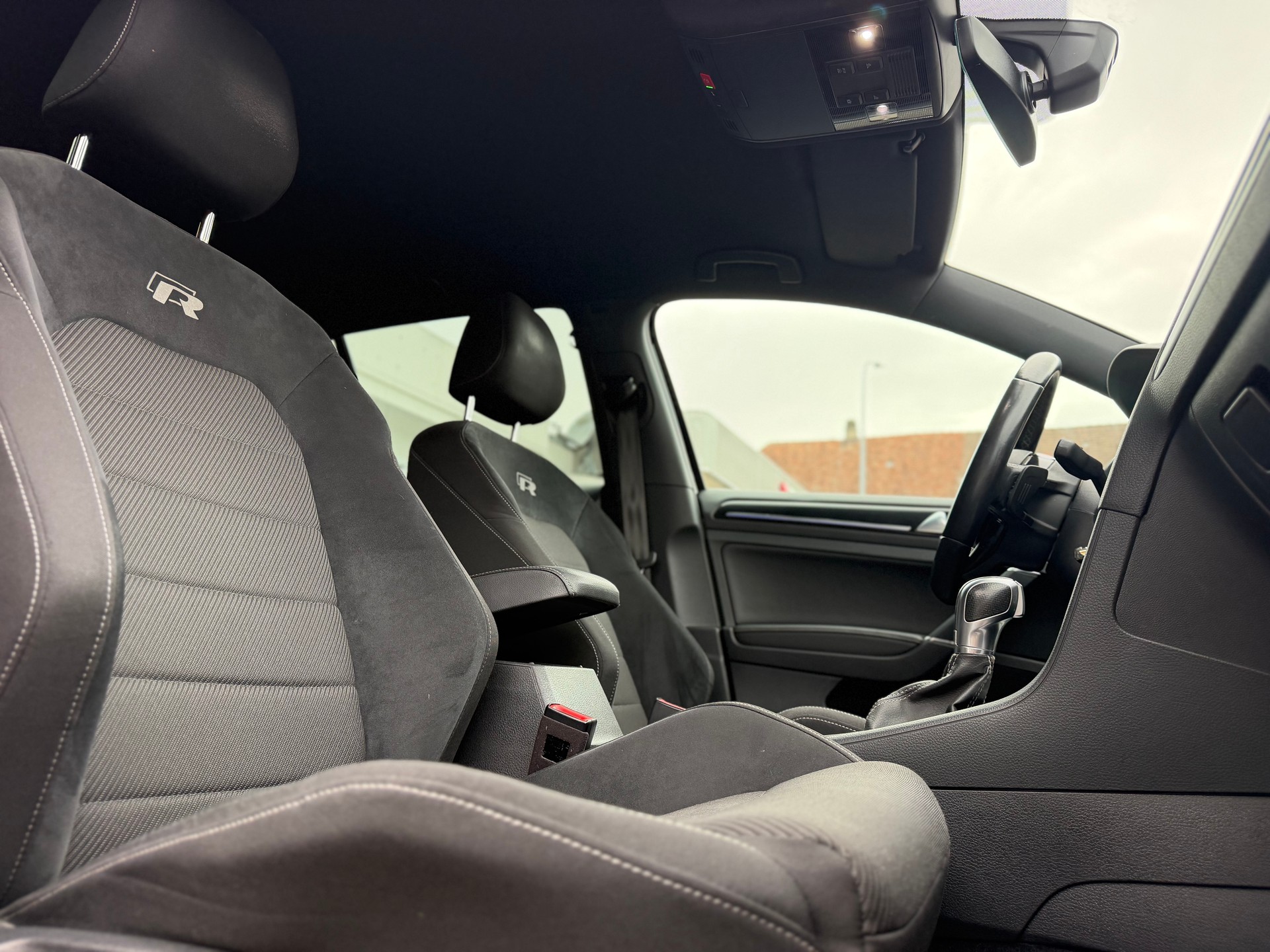 VW Golf 2.0 TSI R 4Motion DSG-image-11