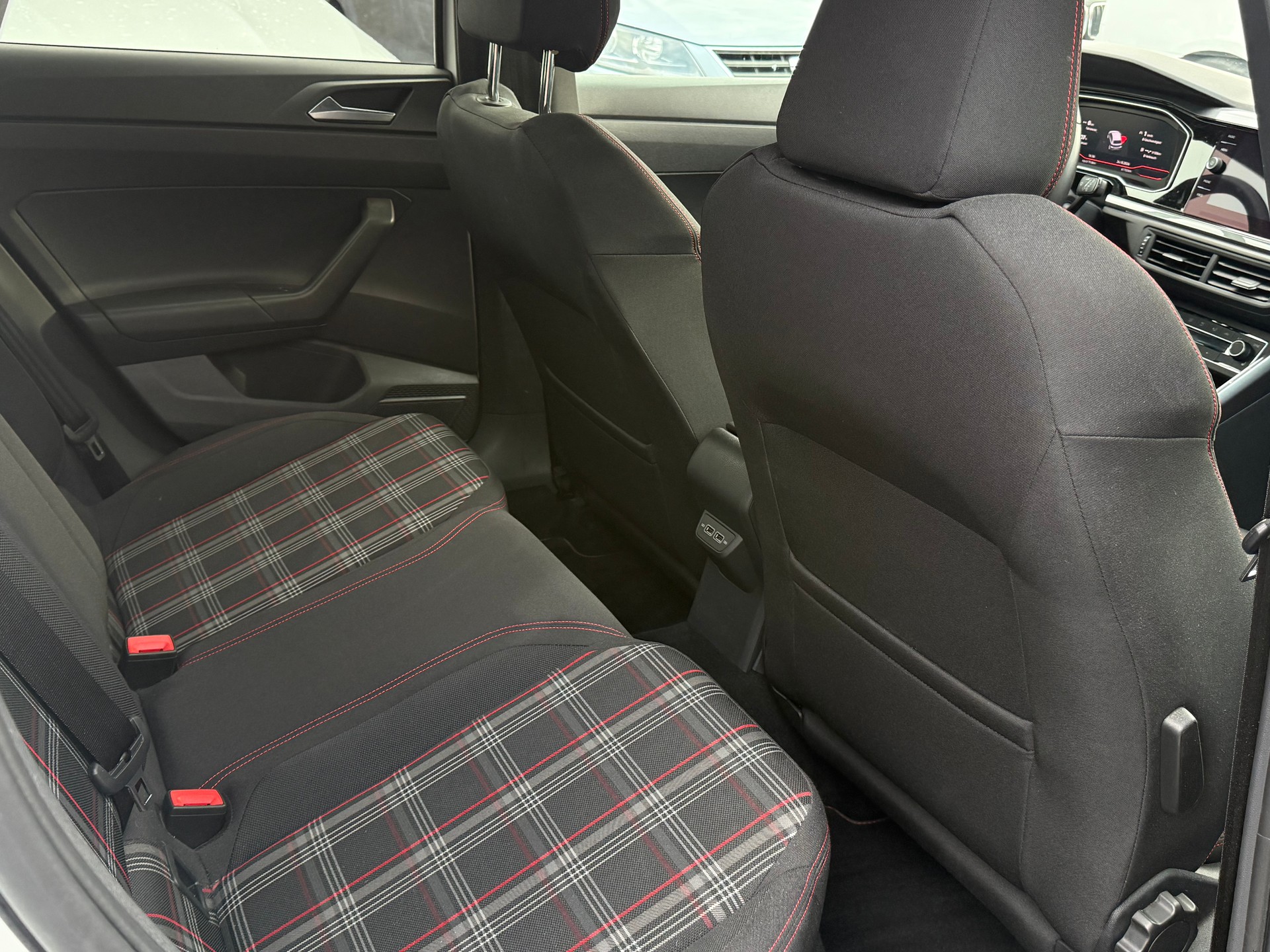 VW Polo 2.0 TSI GTI DSG-image-12