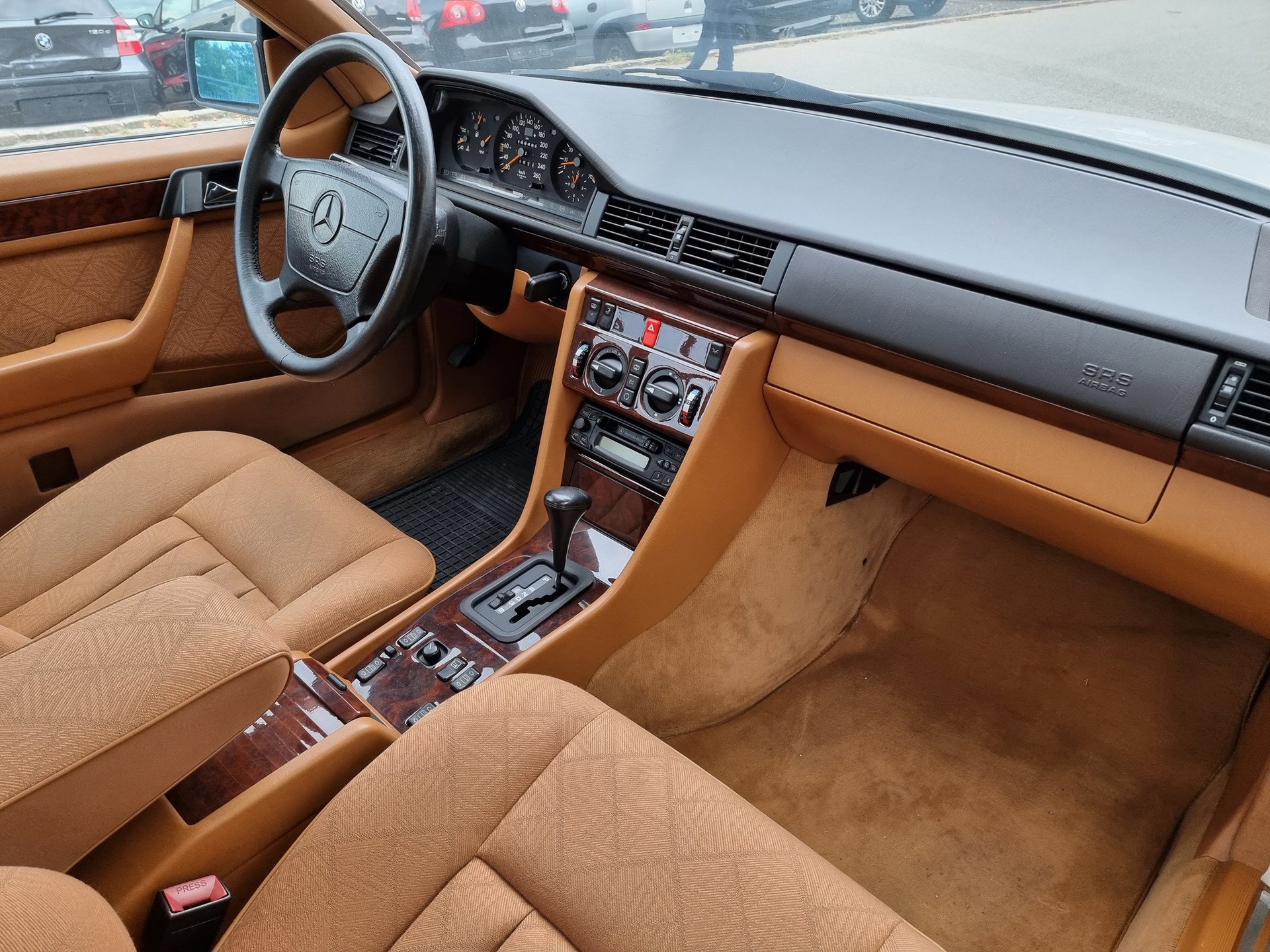 MERCEDES-BENZ E 320-image-6