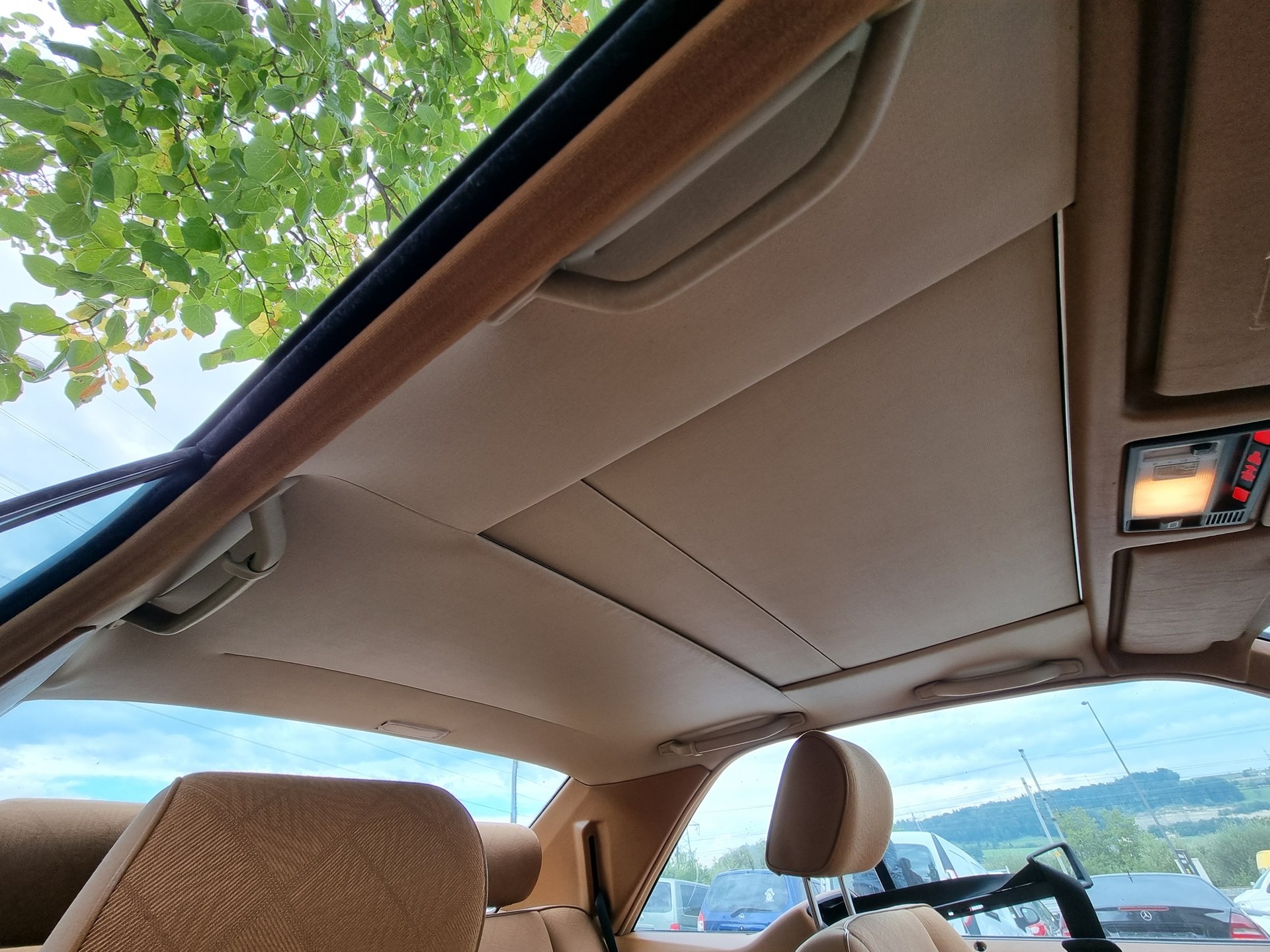 MERCEDES-BENZ E 320-image-9