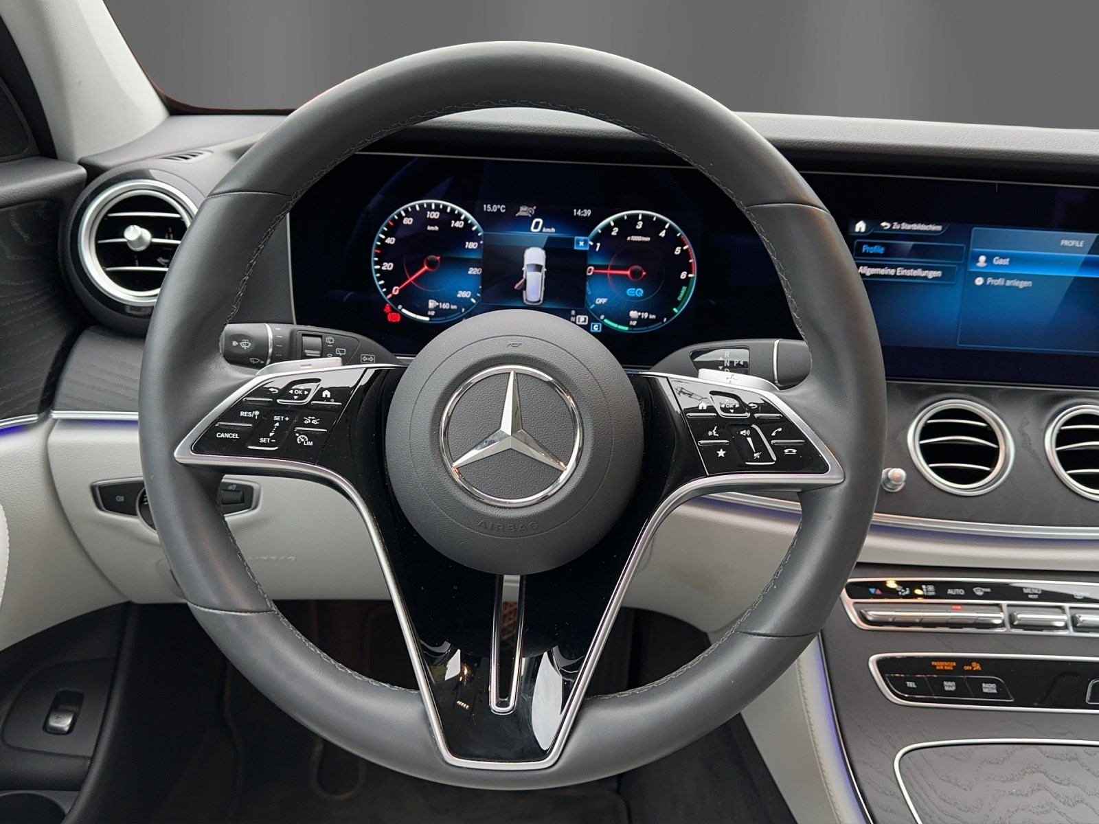 MERCEDES-BENZ E 300 de T 4M AMG Line-image-9