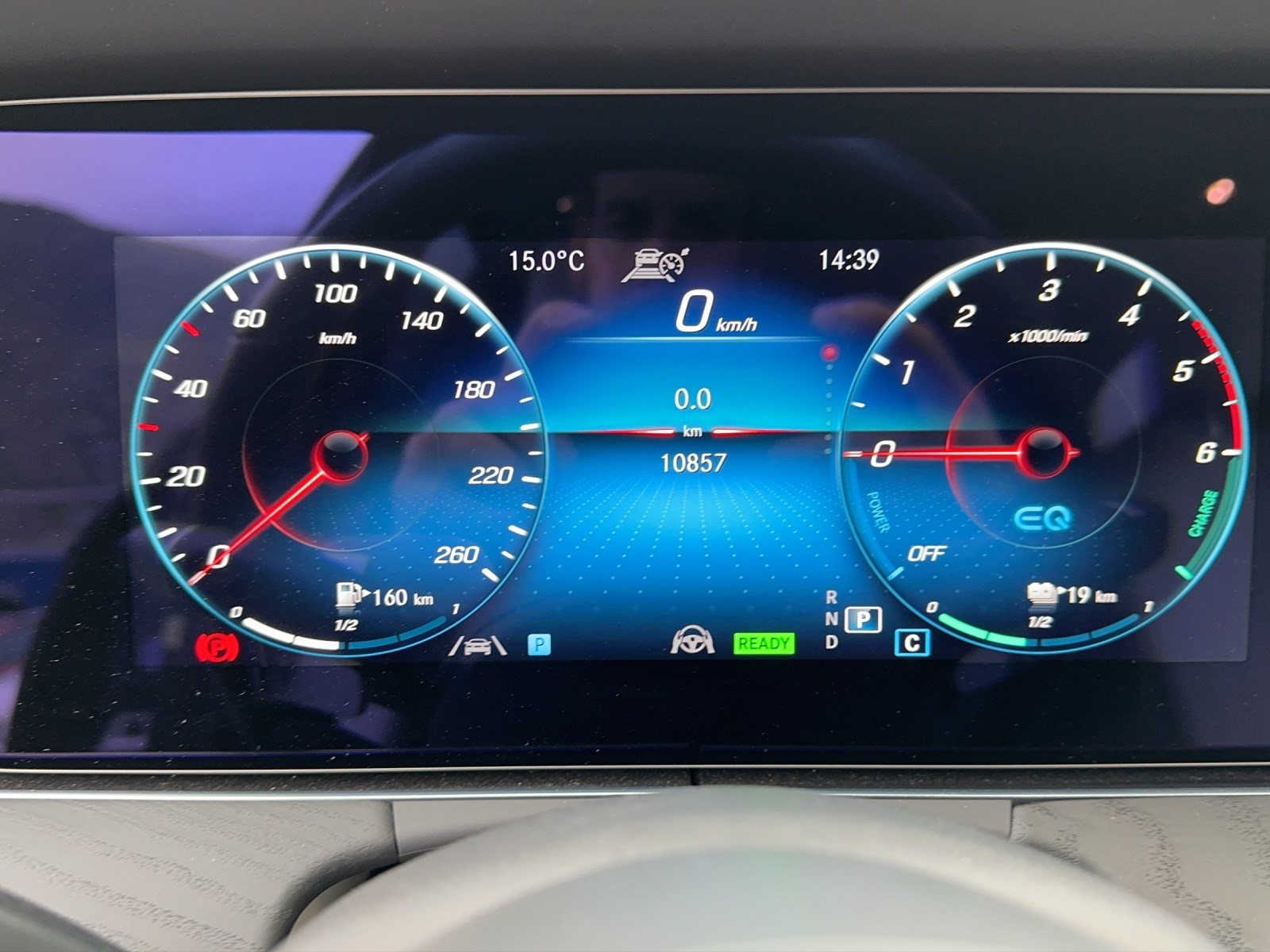 MERCEDES-BENZ E 300 de T 4M AMG Line-image-10