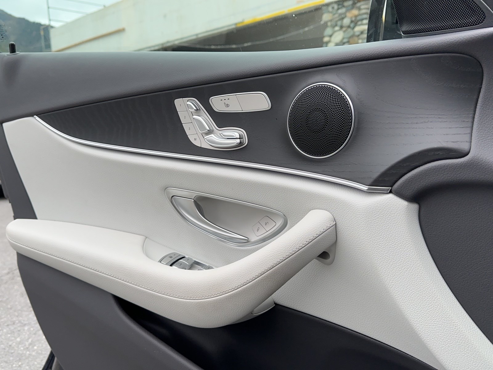 MERCEDES-BENZ E 300 de T 4M AMG Line-image-11