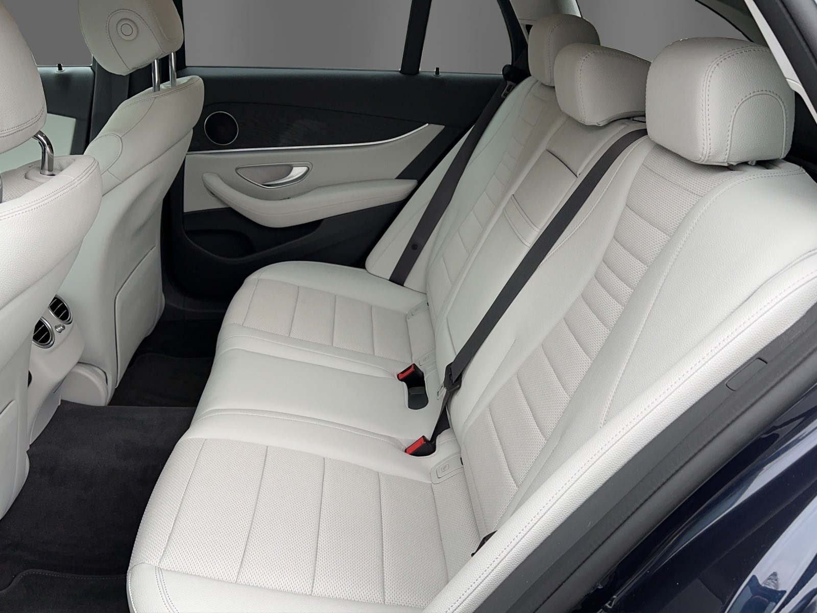 MERCEDES-BENZ E 300 de T 4M AMG Line-image-12