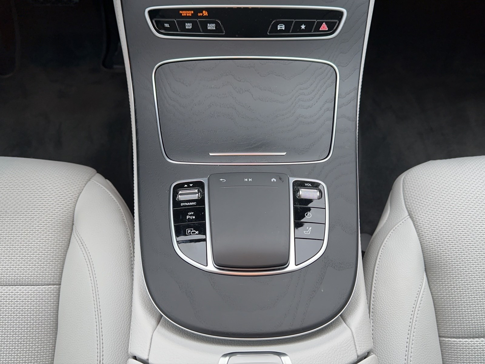 MERCEDES-BENZ E 300 de T 4M AMG Line-image-14