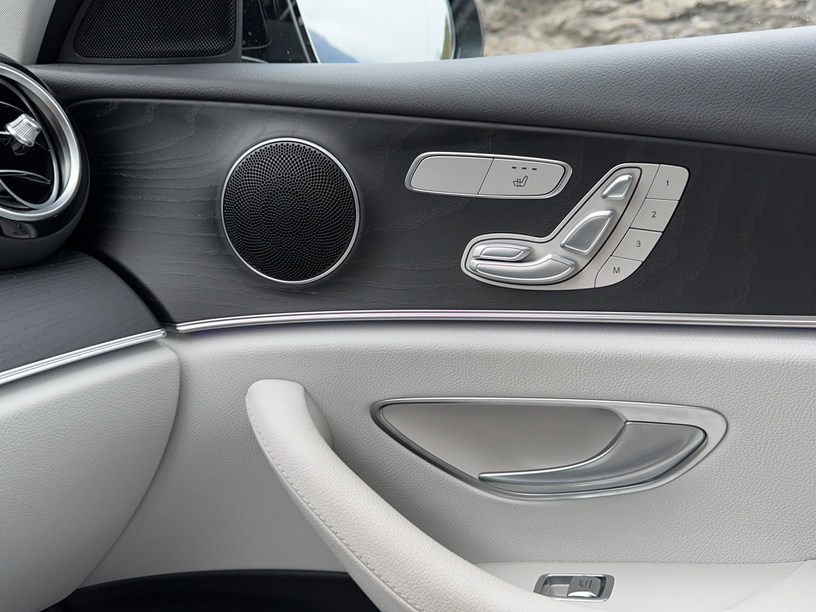 MERCEDES-BENZ E 300 de T 4M AMG Line-image-16