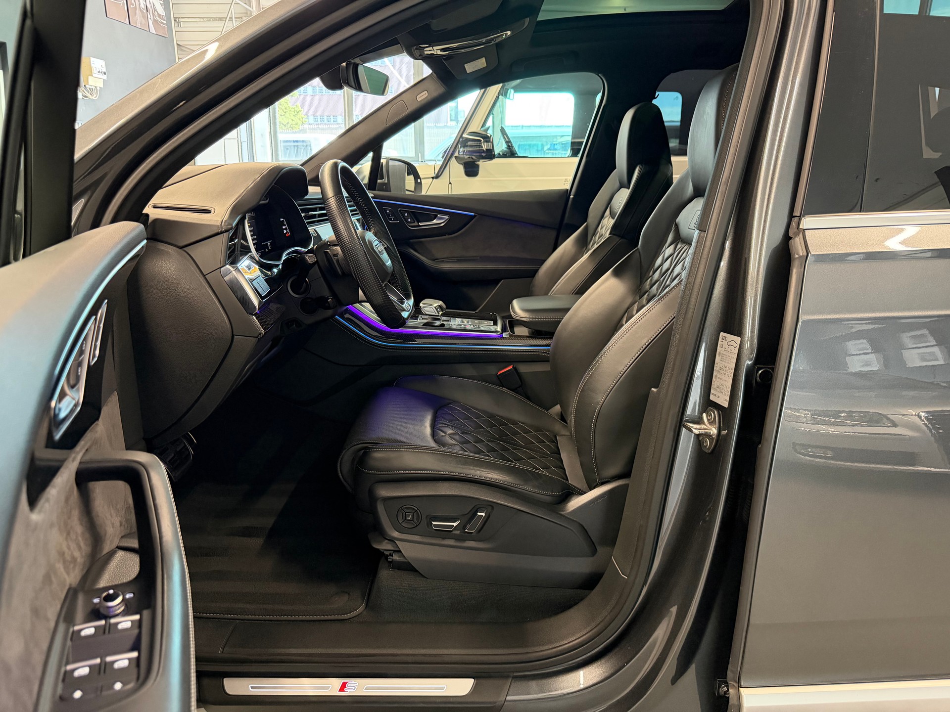 AUDI SQ7 4.0 V8 TDI Sport quattro tiptronic 7-Sitzer-image-8
