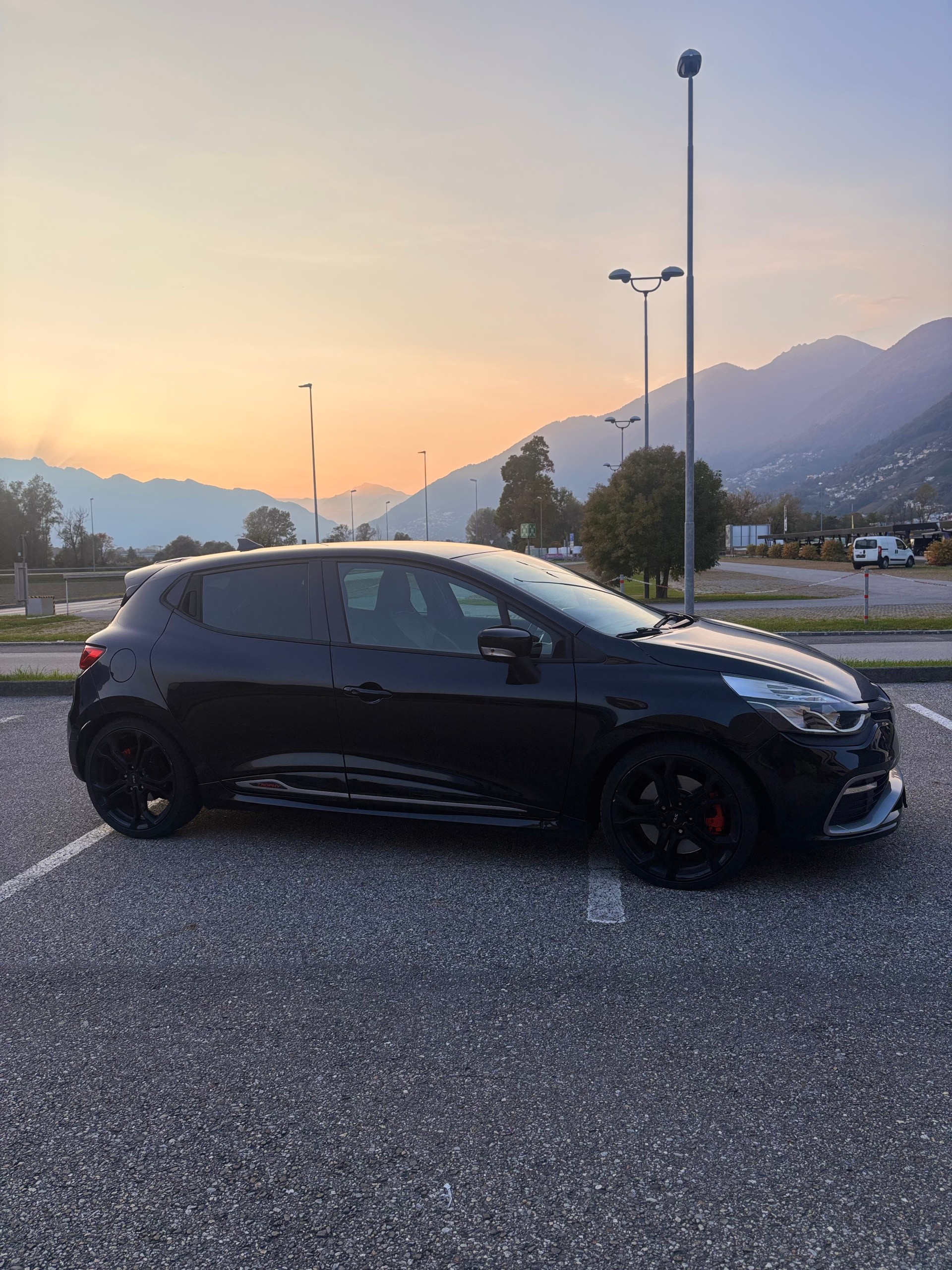 RENAULT Clio 1.6 T RS 220 Trophy EDC-image-1