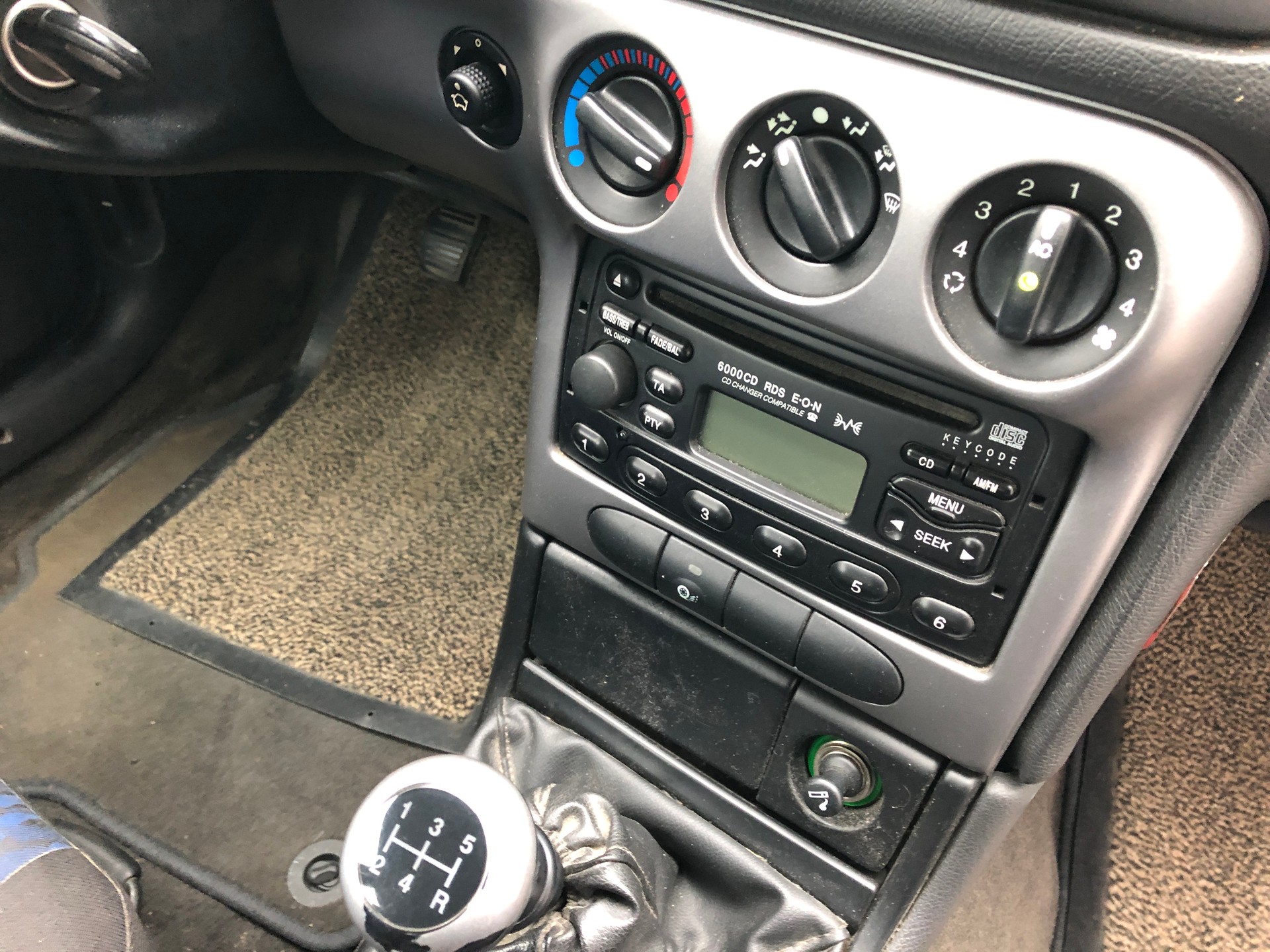 FORD Mondeo 2.0i Trend Futura-image-23