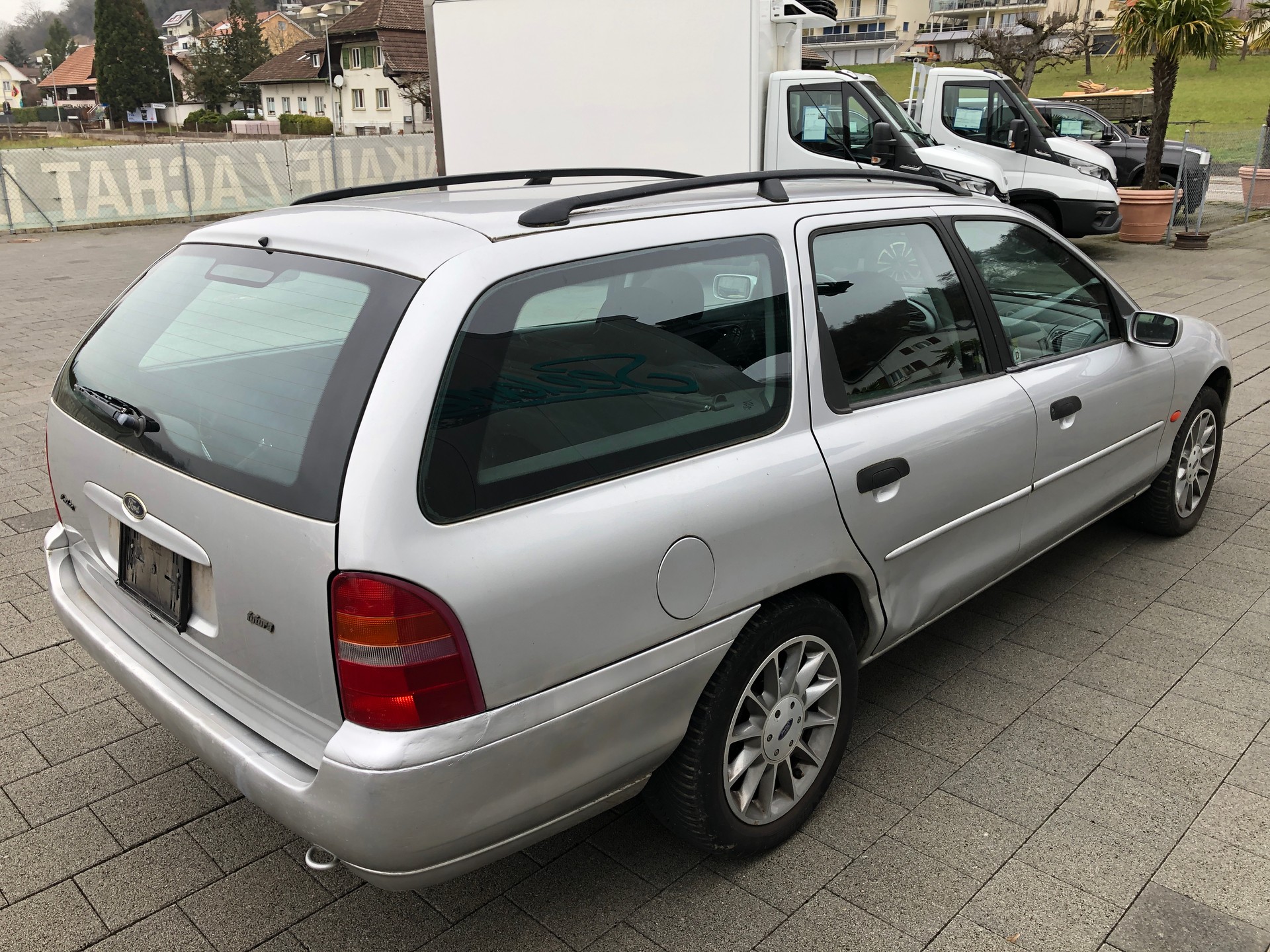 FORD Mondeo 2.0i Trend Futura-showroom-element-3