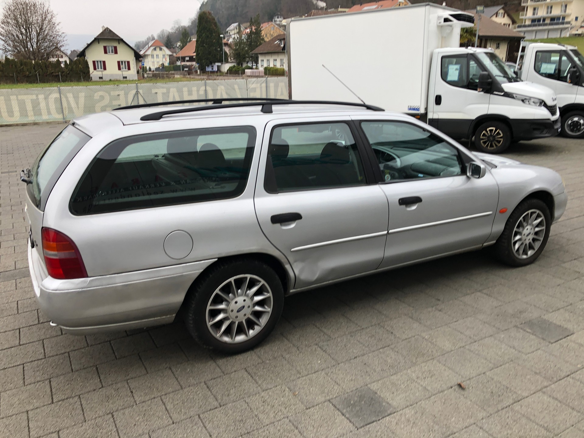 FORD Mondeo 2.0i Trend Futura-showroom-element-2