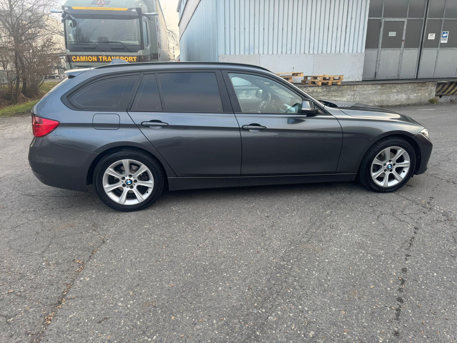 BMW 320d Touring Modern Line-image-9