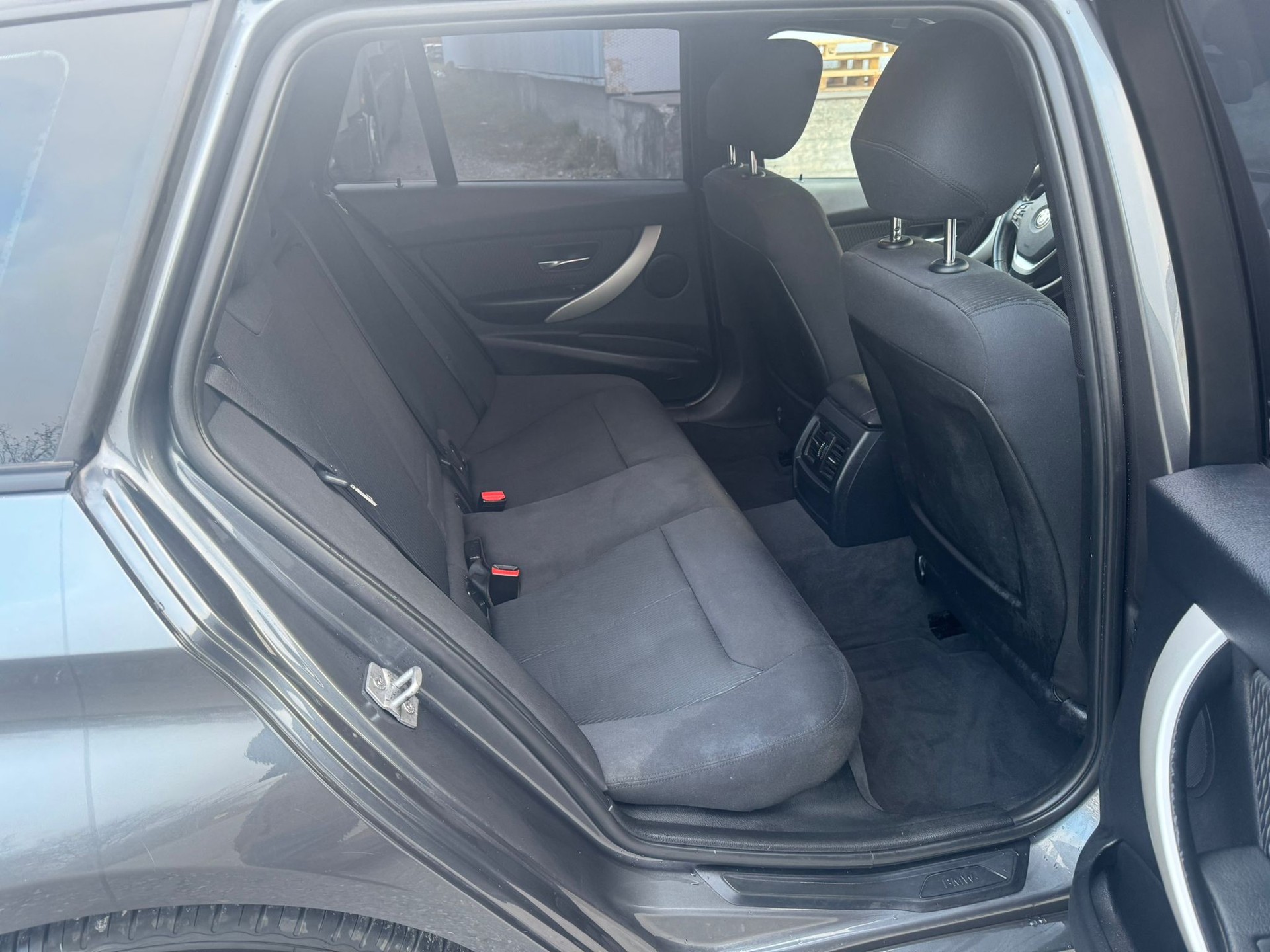 BMW 320d Touring Modern Line-image-11
