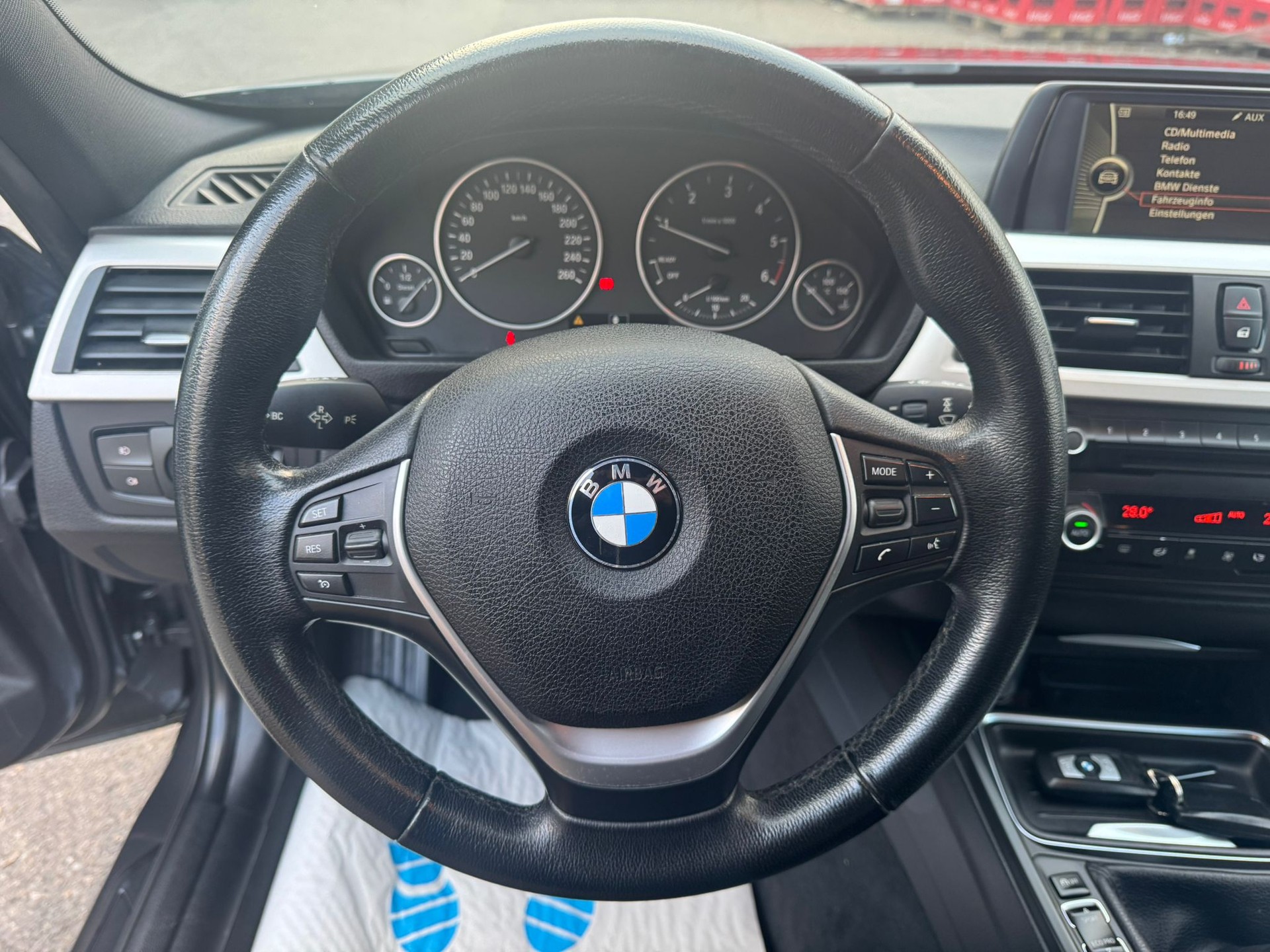 BMW 320d Touring Modern Line-image-19