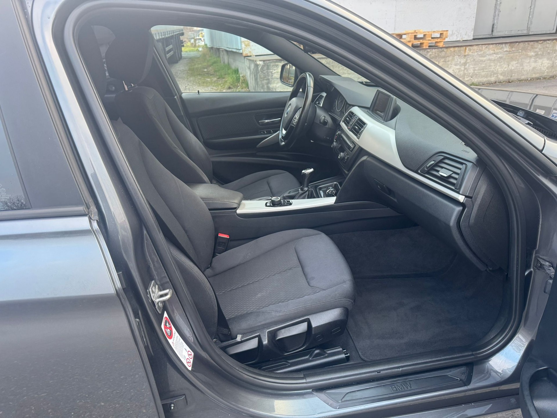 BMW 320d Touring Modern Line-image-10