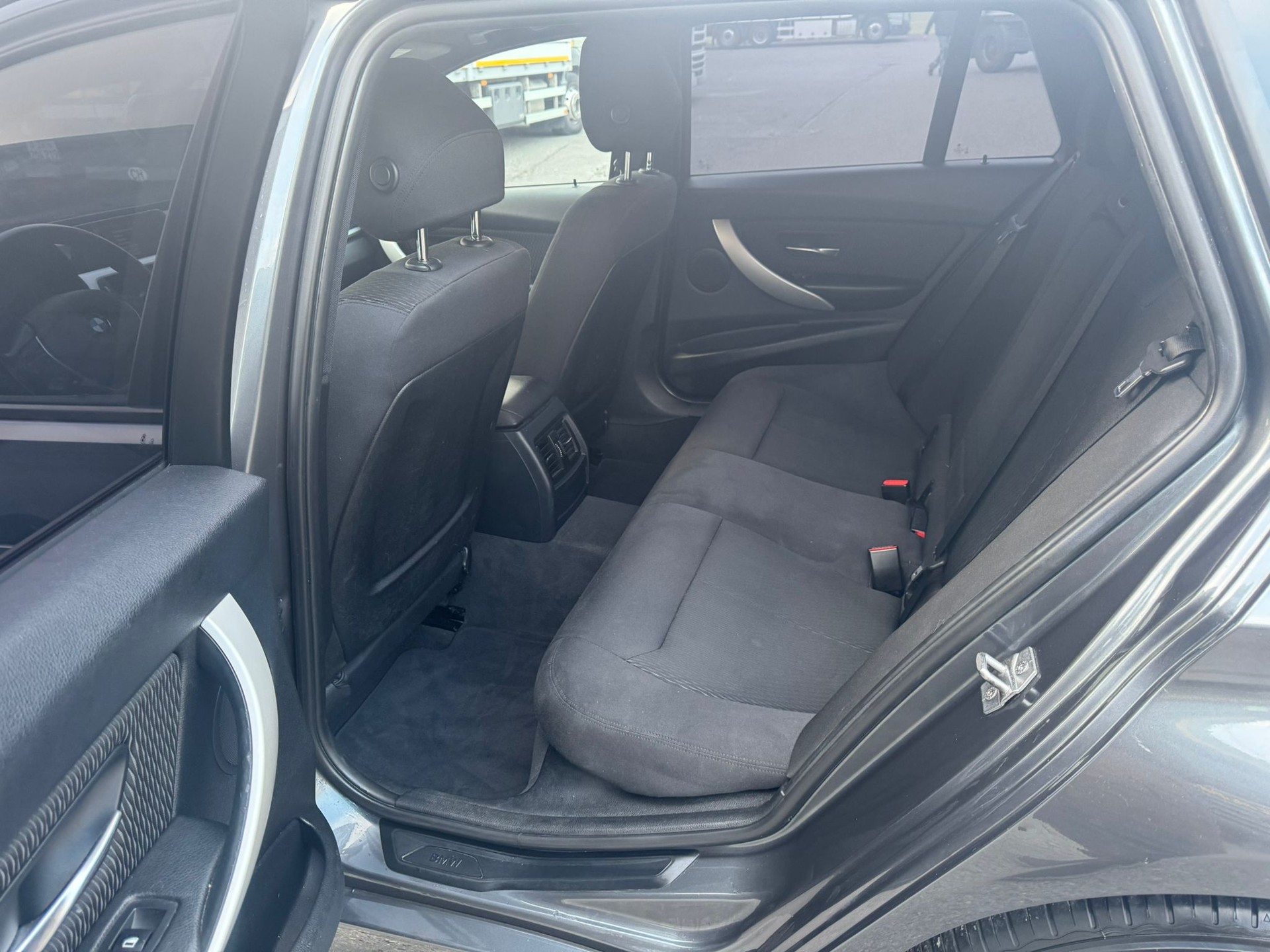 BMW 320d Touring Modern Line-image-15