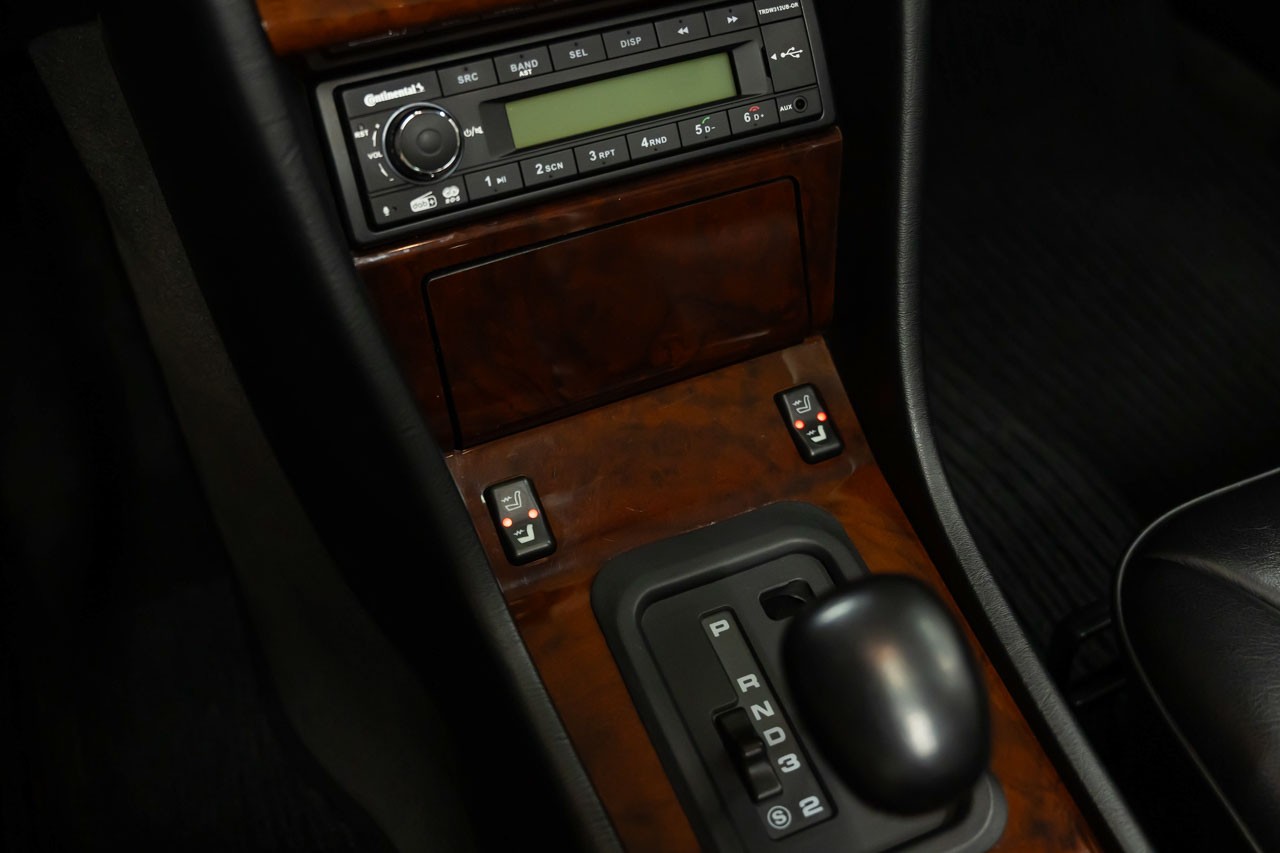 MERCEDES-BENZ E 220 Cabrio-image-25
