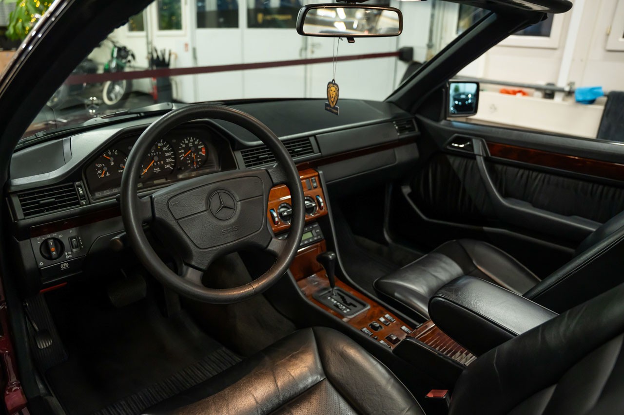 MERCEDES-BENZ E 220 Cabrio-image-13