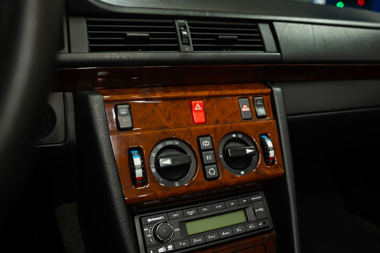 MERCEDES-BENZ E 220 Cabrio-image-21