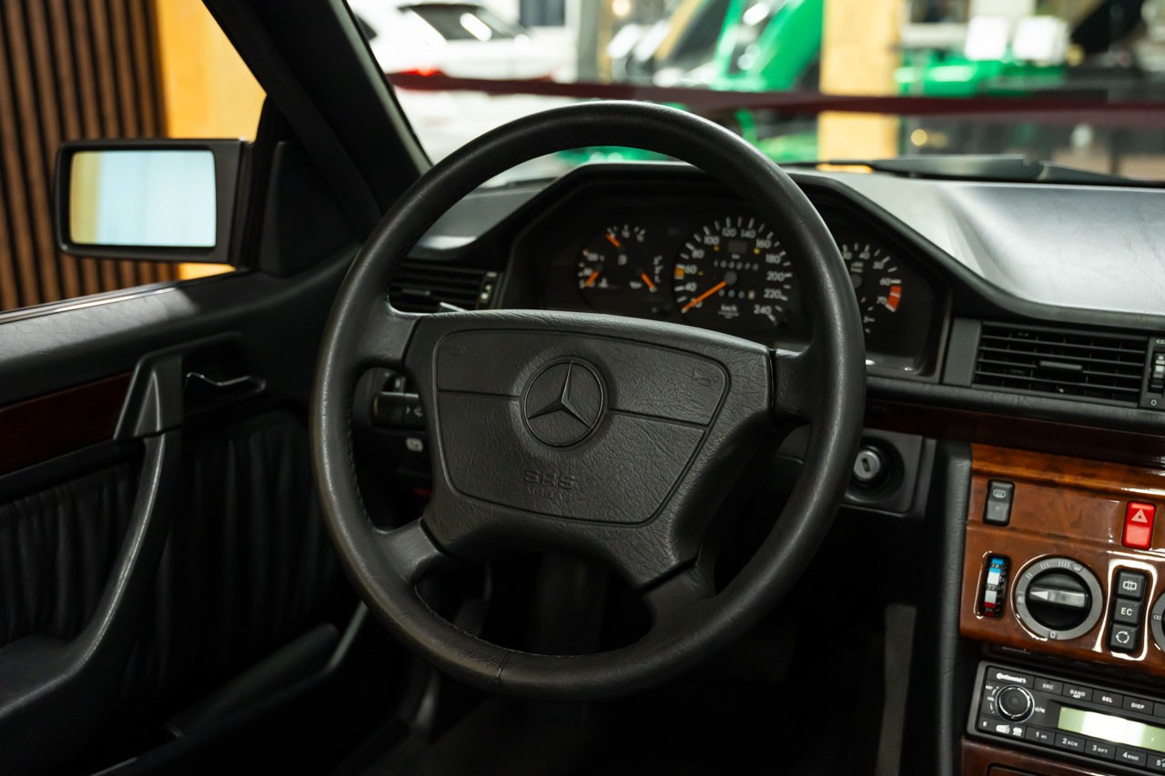 MERCEDES-BENZ E 220 Cabrio-image-23