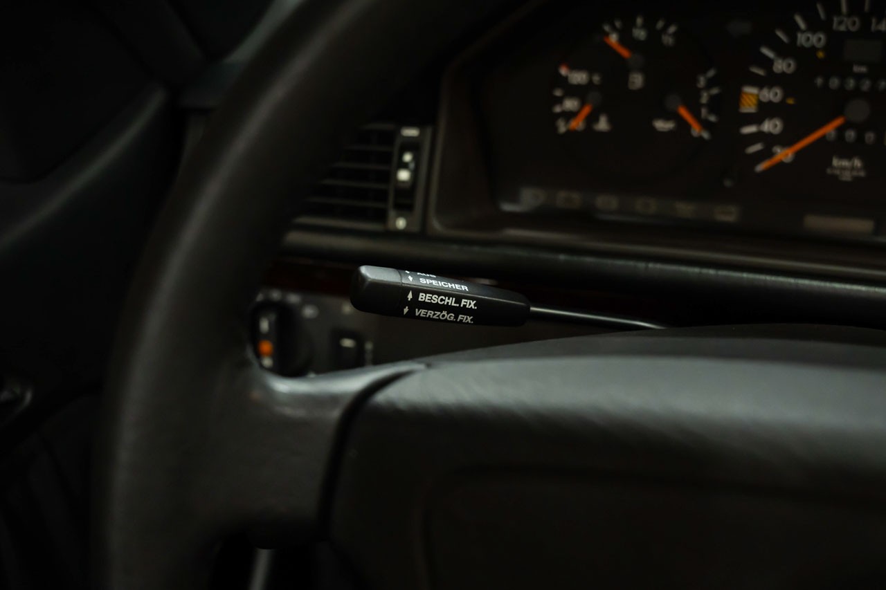 MERCEDES-BENZ E 220 Cabrio-image-28