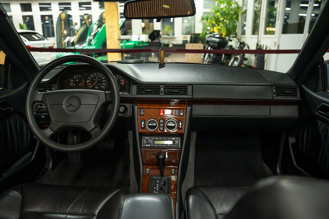 MERCEDES-BENZ E 220 Cabrio-image-12