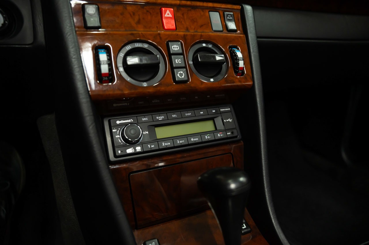 MERCEDES-BENZ E 220 Cabrio-image-22