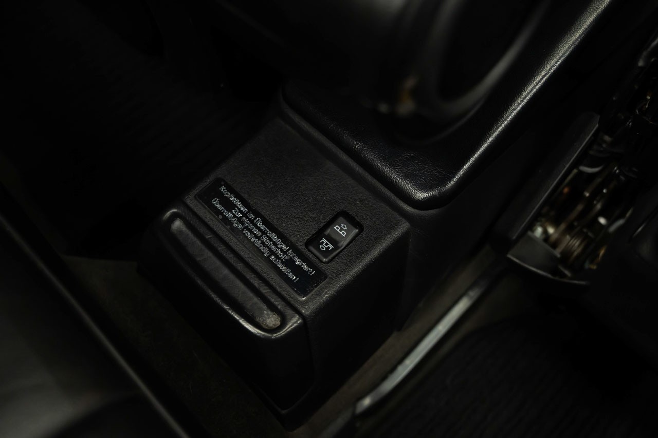 MERCEDES-BENZ E 220 Cabrio-image-27