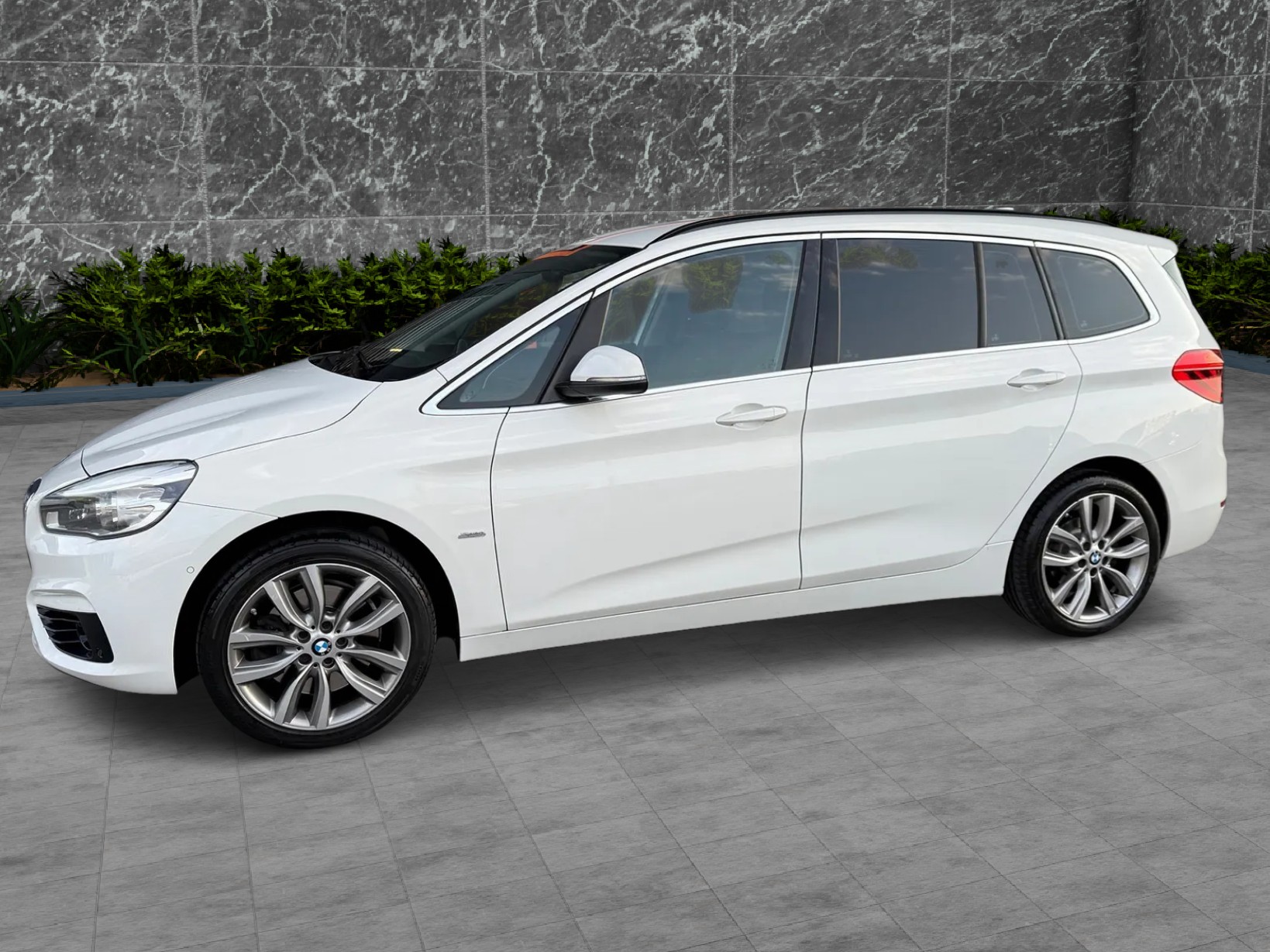 BMW 220i Gran Tourer-image-4