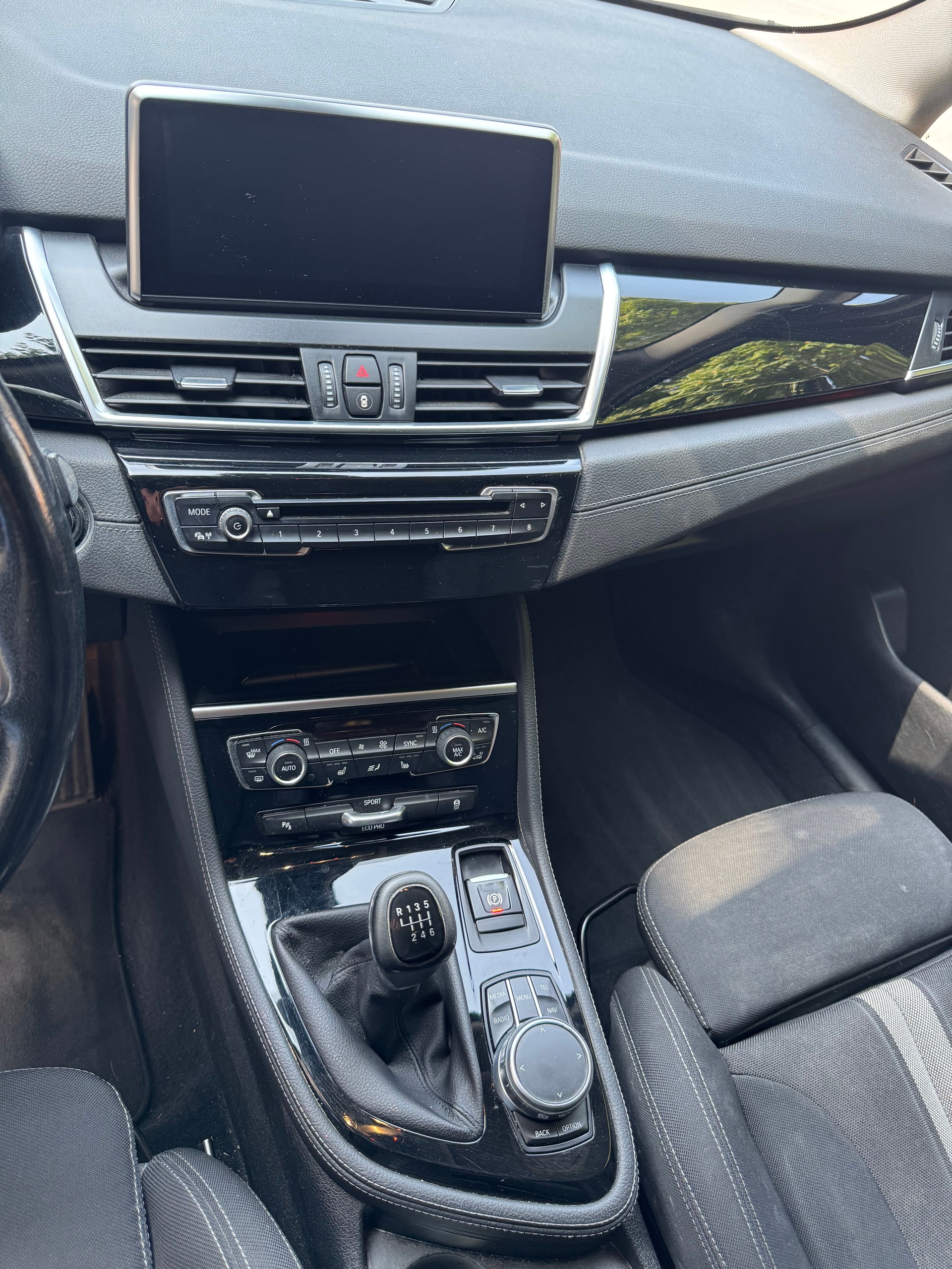 BMW 220i Gran Tourer-image-13