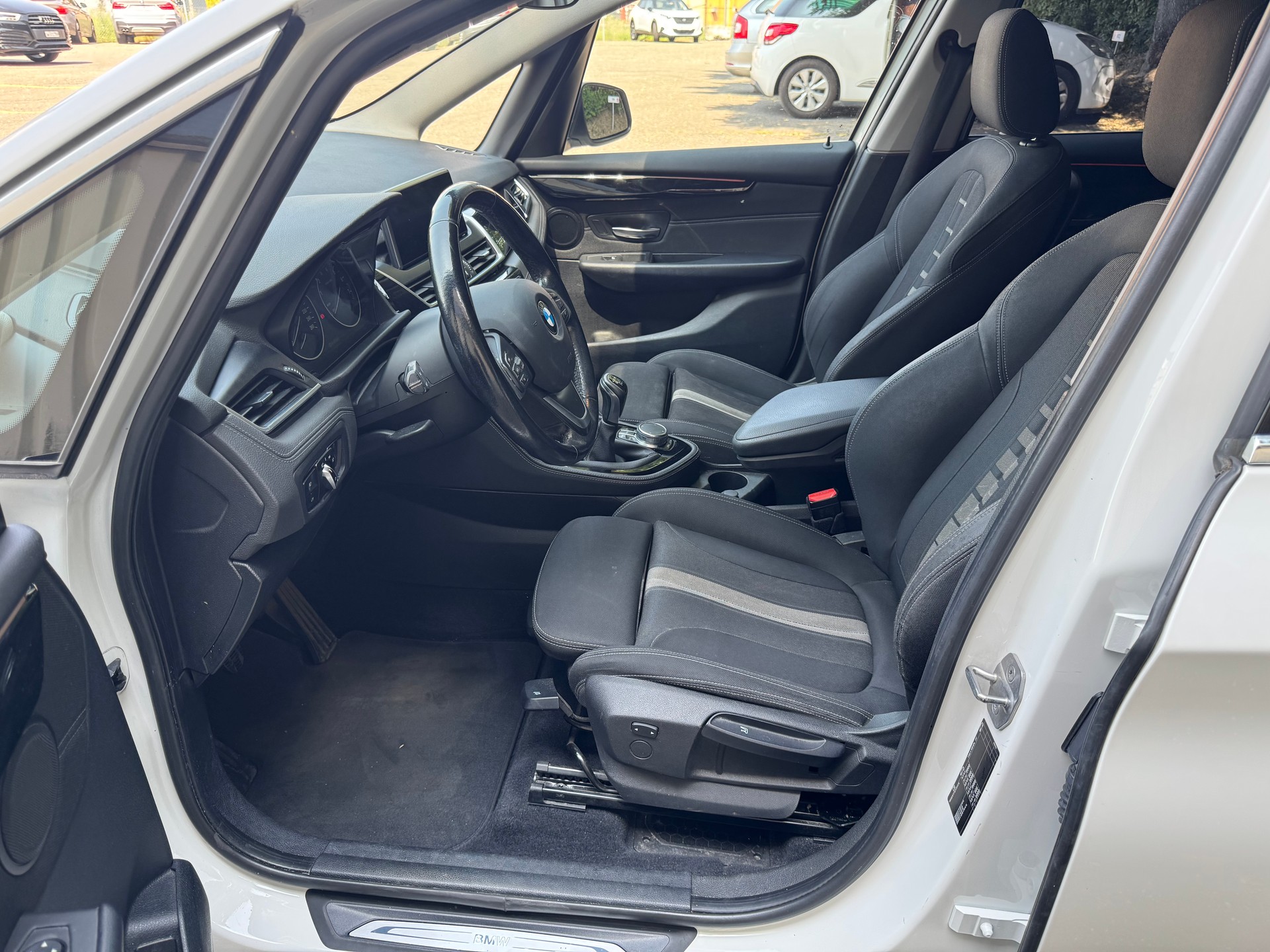 BMW 220i Gran Tourer-image-5