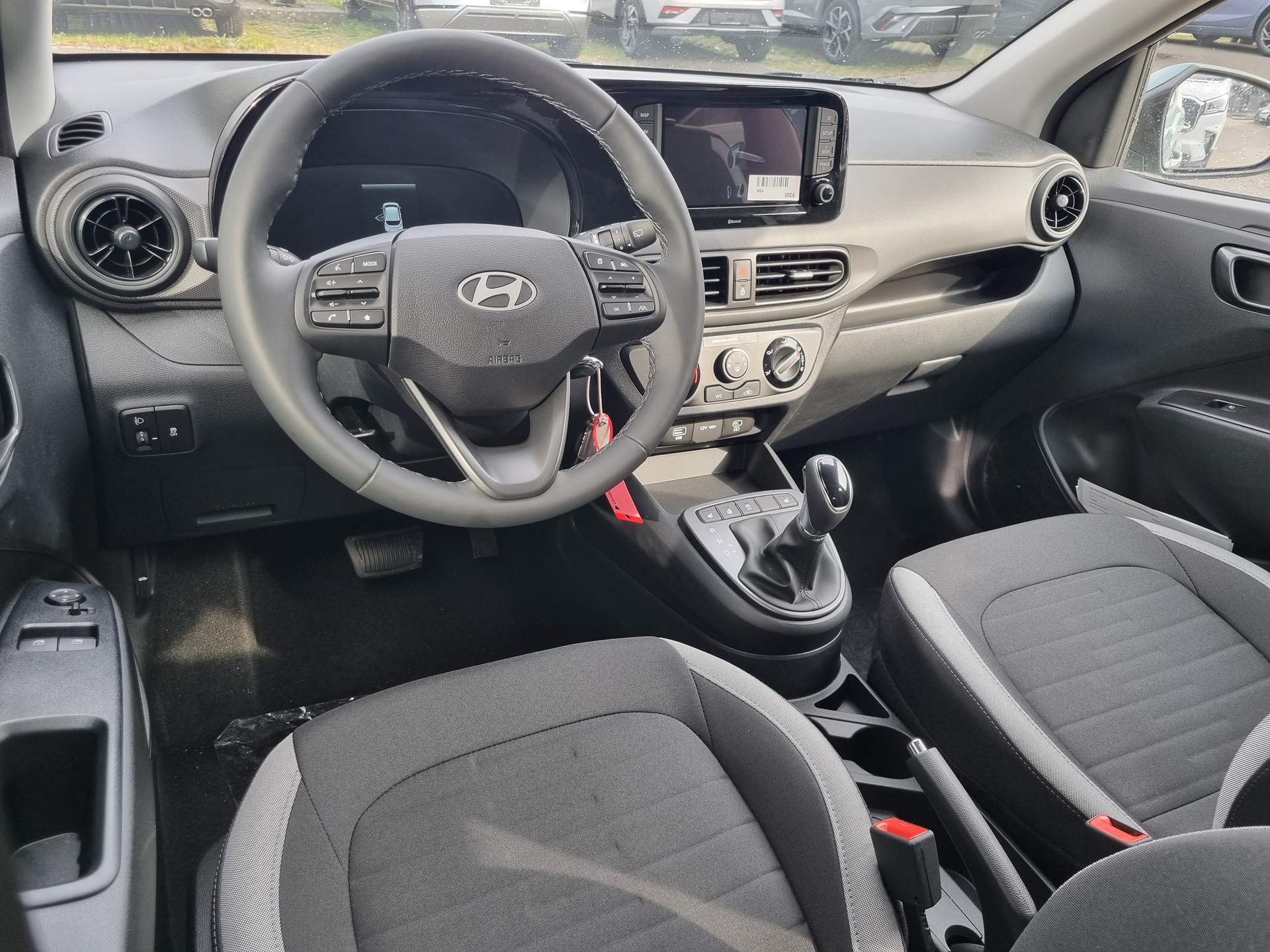 HYUNDAI i10 1.2 Amplia Aut.-image-9