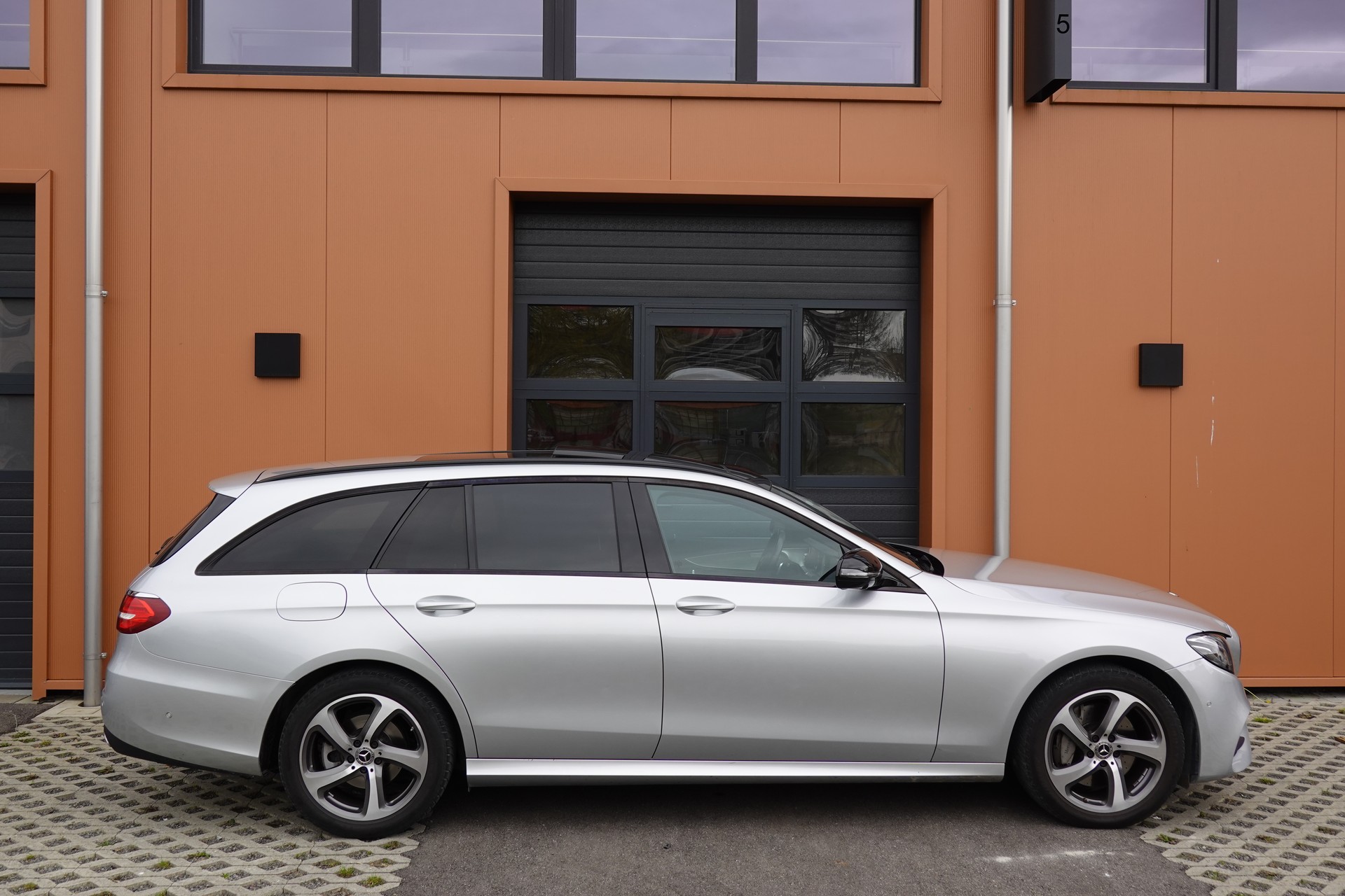 MERCEDES-BENZ E 220 d Swiss Star AMG Line 4Matic 9G-Tronic - "Véhicule CH * Toit Ouvrant * Sièges Chauffants * Caméra 360' "-image-3