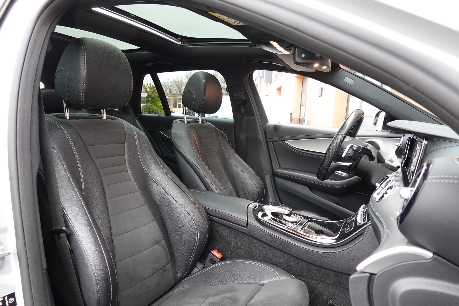 MERCEDES-BENZ E 220 d Swiss Star AMG Line 4Matic 9G-Tronic - "Véhicule CH * Toit Ouvrant * Sièges Chauffants * Caméra 360' "-image-26