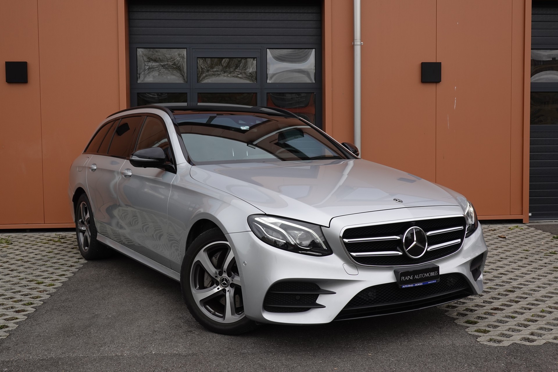MERCEDES-BENZ E 220 d Swiss Star AMG Line 4Matic 9G-Tronic - "Véhicule CH * Toit Ouvrant * Sièges Chauffants * Caméra 360' "