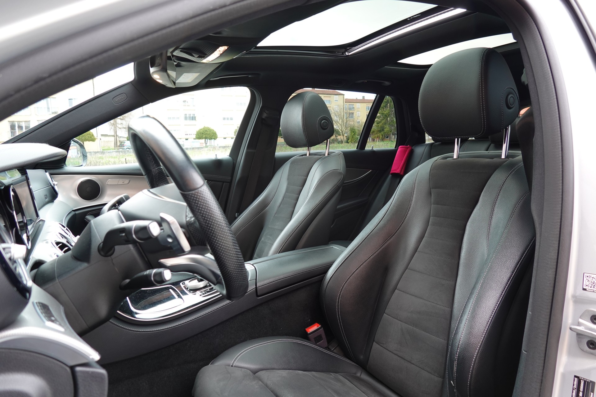 MERCEDES-BENZ E 220 d Swiss Star AMG Line 4Matic 9G-Tronic - "Véhicule CH * Toit Ouvrant * Sièges Chauffants * Caméra 360' "-image-25
