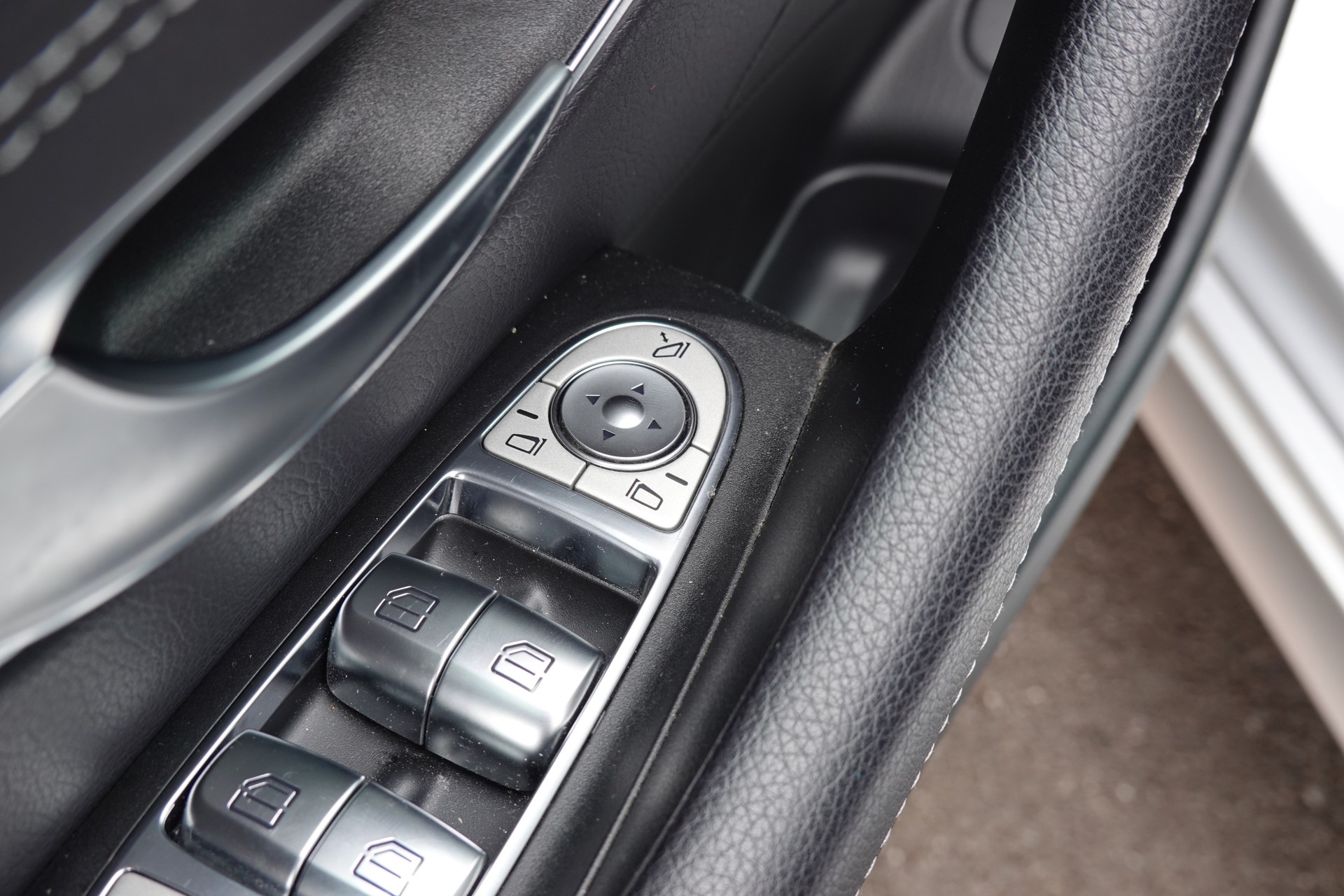 MERCEDES-BENZ E 220 d Swiss Star AMG Line 4Matic 9G-Tronic - "Véhicule CH * Toit Ouvrant * Sièges Chauffants * Caméra 360' "-image-14