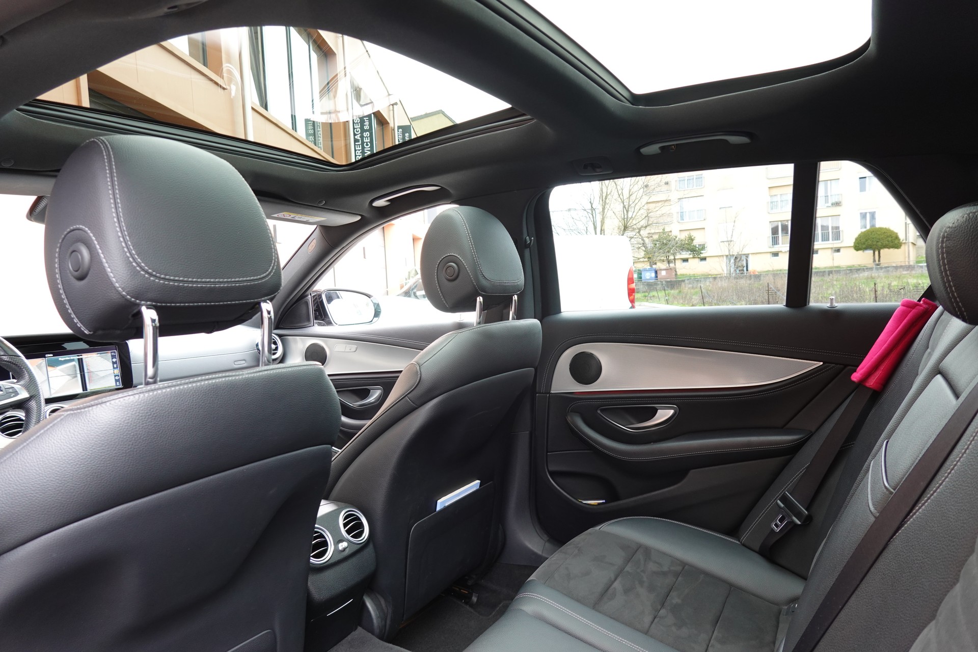 MERCEDES-BENZ E 220 d Swiss Star AMG Line 4Matic 9G-Tronic - "Véhicule CH * Toit Ouvrant * Sièges Chauffants * Caméra 360' "-image-27
