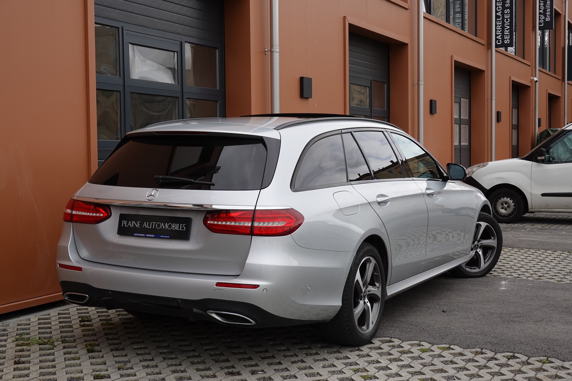 MERCEDES-BENZ E 220 d Swiss Star AMG Line 4Matic 9G-Tronic - "Véhicule CH * Toit Ouvrant * Sièges Chauffants * Caméra 360' "-image-4