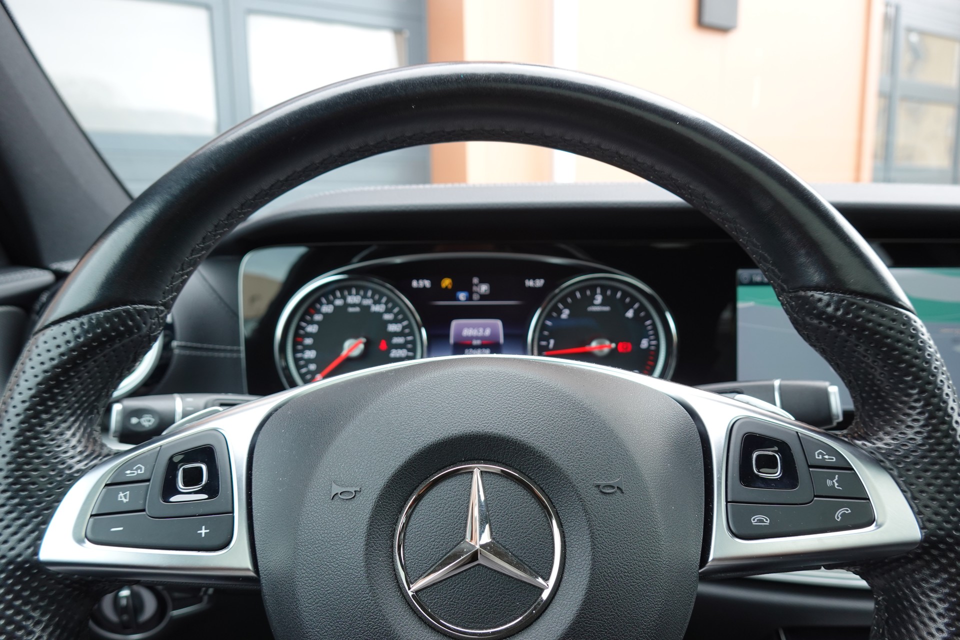 MERCEDES-BENZ E 220 d Swiss Star AMG Line 4Matic 9G-Tronic - "Véhicule CH * Toit Ouvrant * Sièges Chauffants * Caméra 360' "-image-11