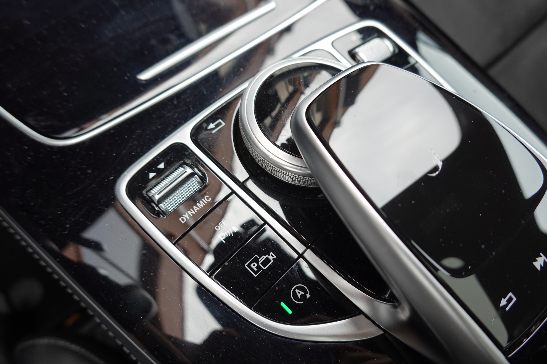 MERCEDES-BENZ E 220 d Swiss Star AMG Line 4Matic 9G-Tronic - "Véhicule CH * Toit Ouvrant * Sièges Chauffants * Caméra 360' "-image-16