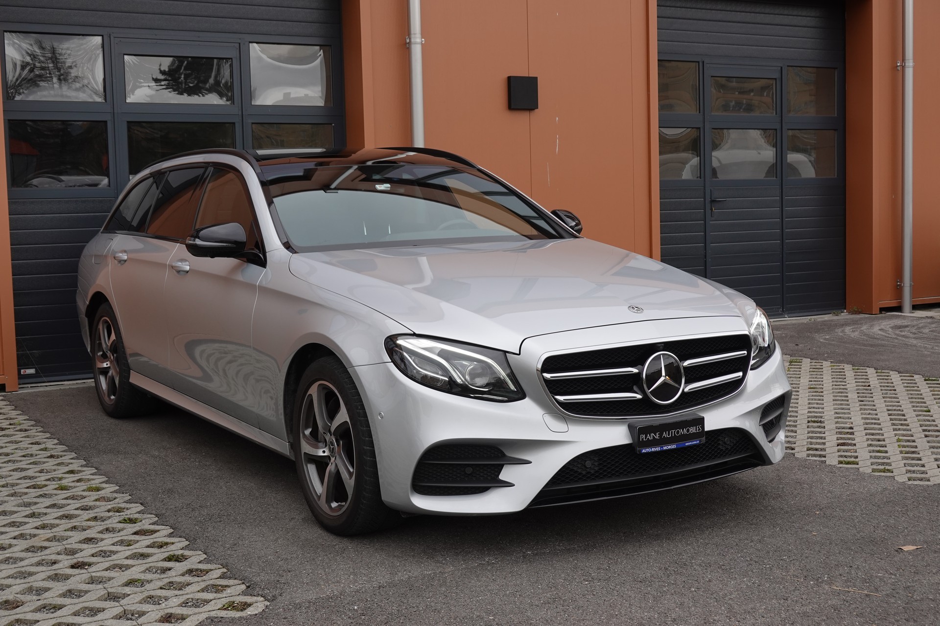 MERCEDES-BENZ E 220 d Swiss Star AMG Line 4Matic 9G-Tronic - "Véhicule CH * Toit Ouvrant * Sièges Chauffants * Caméra 360' "-image-1