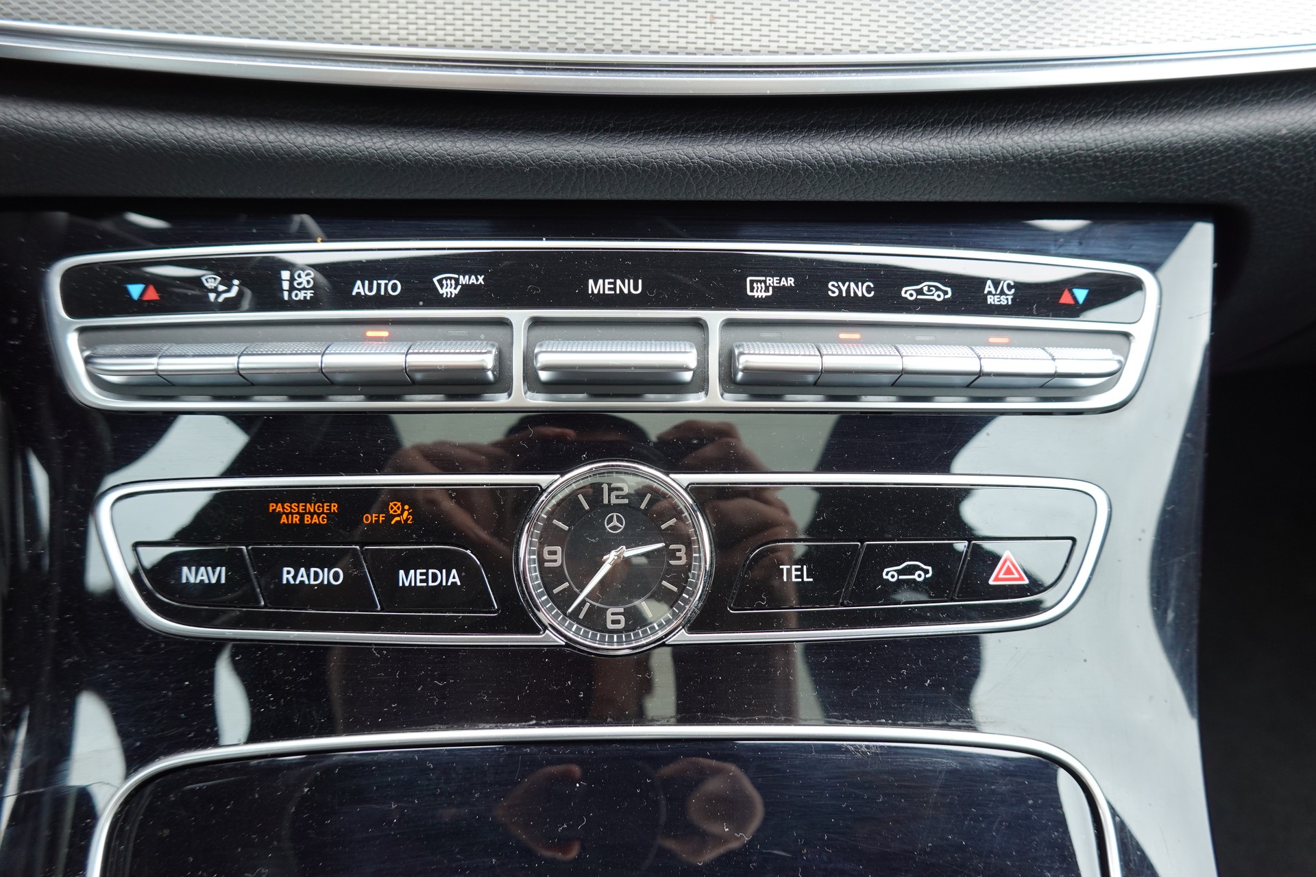MERCEDES-BENZ E 220 d Swiss Star AMG Line 4Matic 9G-Tronic - "Véhicule CH * Toit Ouvrant * Sièges Chauffants * Caméra 360' "-image-18