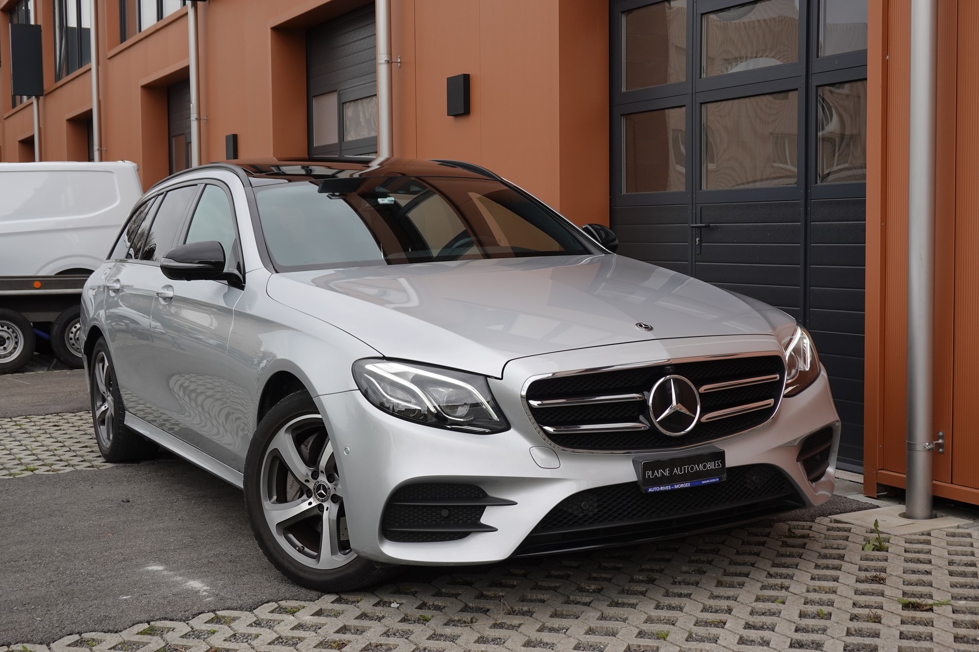 MERCEDES-BENZ E 220 d Swiss Star AMG Line 4Matic 9G-Tronic - "Véhicule CH * Toit Ouvrant * Sièges Chauffants * Caméra 360' "-image-2