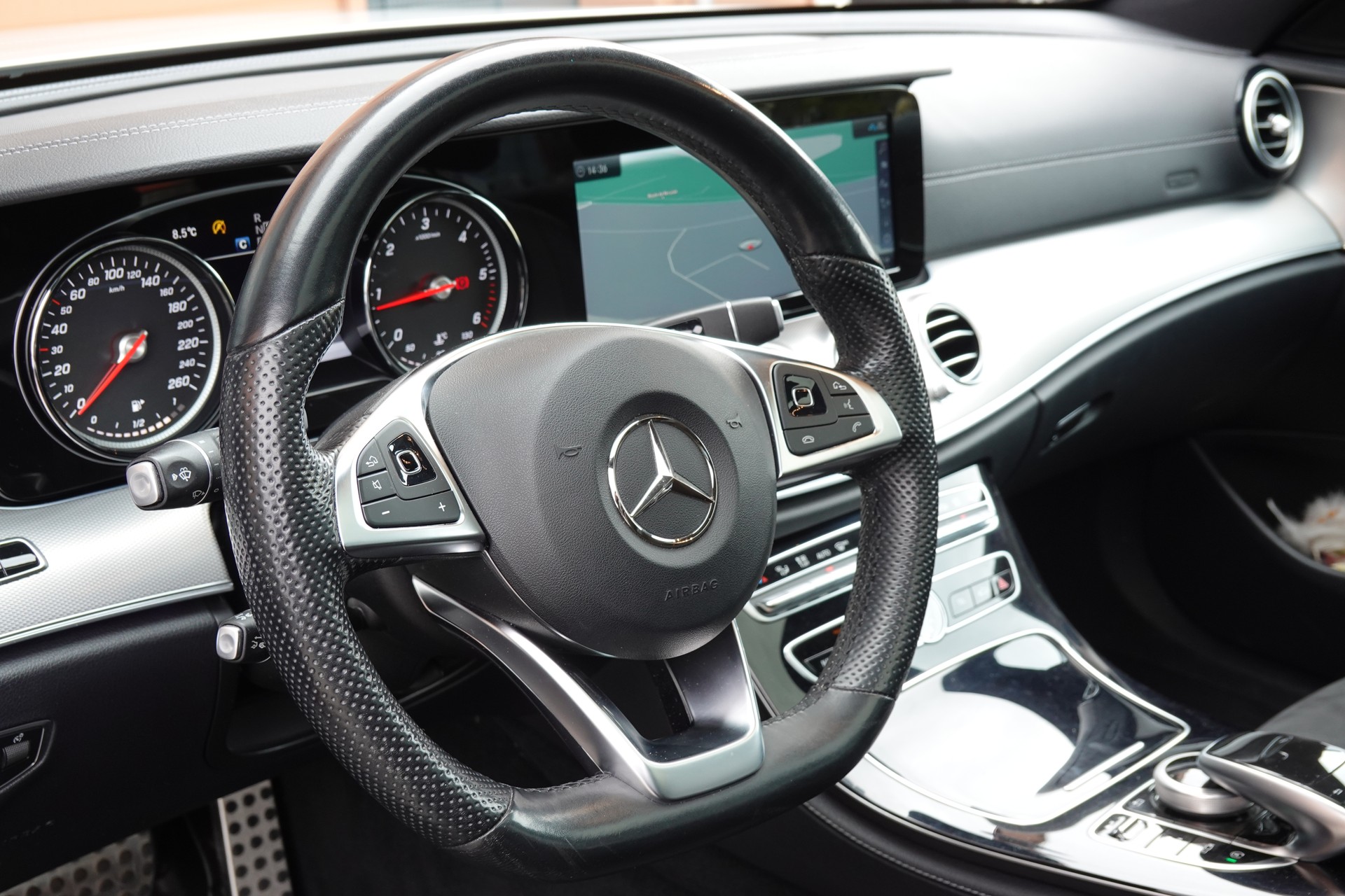MERCEDES-BENZ E 220 d Swiss Star AMG Line 4Matic 9G-Tronic - "Véhicule CH * Toit Ouvrant * Sièges Chauffants * Caméra 360' "-image-10