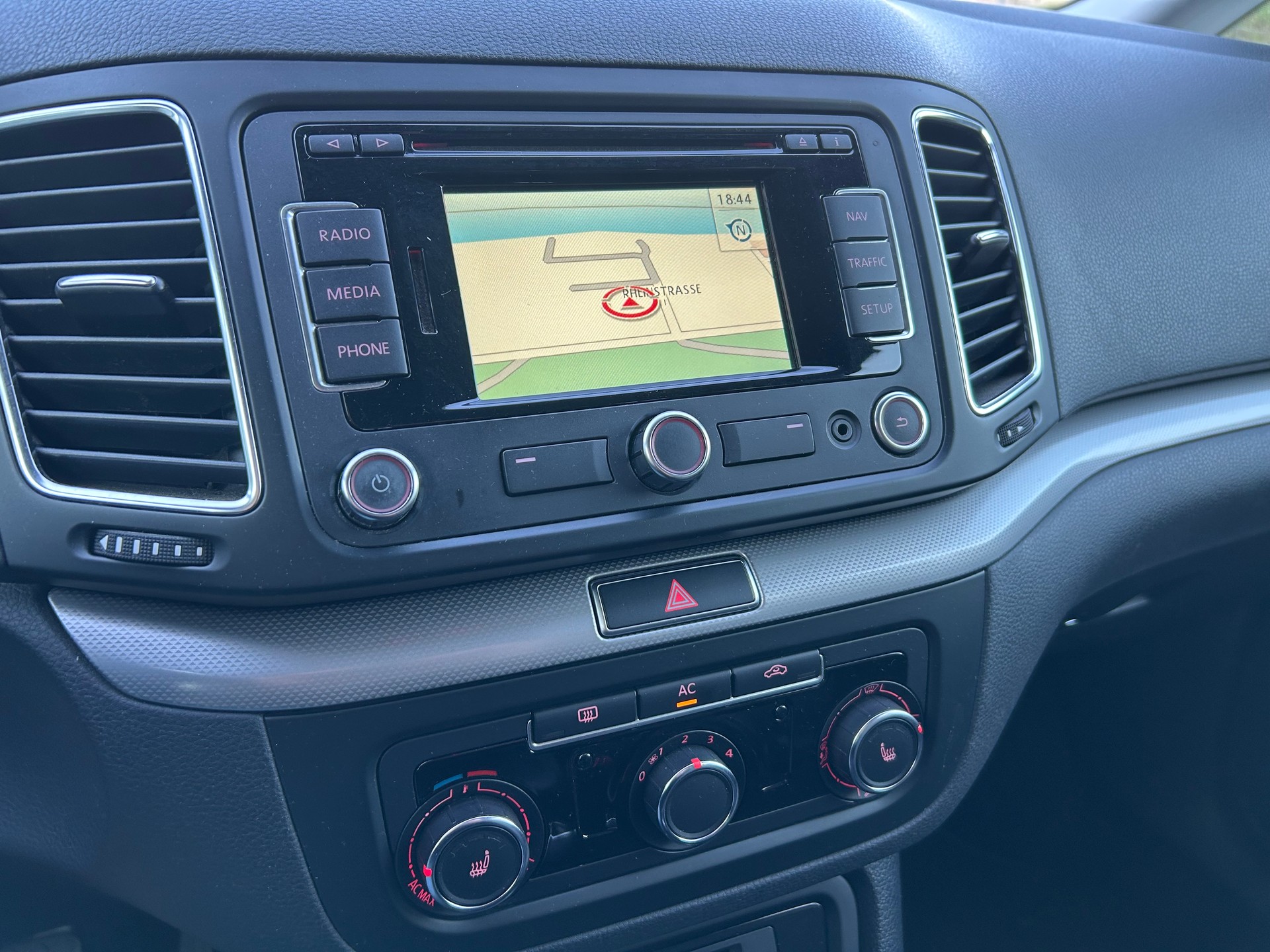 VW Sharan 2.0 TDI BMT Comfortline 4Motion-image-11