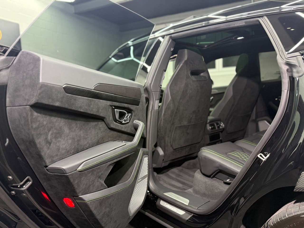 LAMBORGHINI Urus Performante | Carbon | Akrapovic | Alcantara-image-18